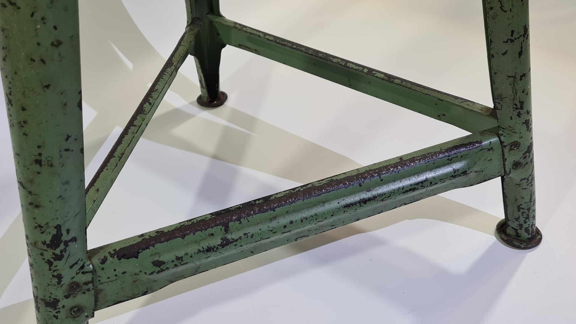 Stołek industrialny, drewno ciemnobrązowe, metal zielony, Niemcy, lata 50. - 170118