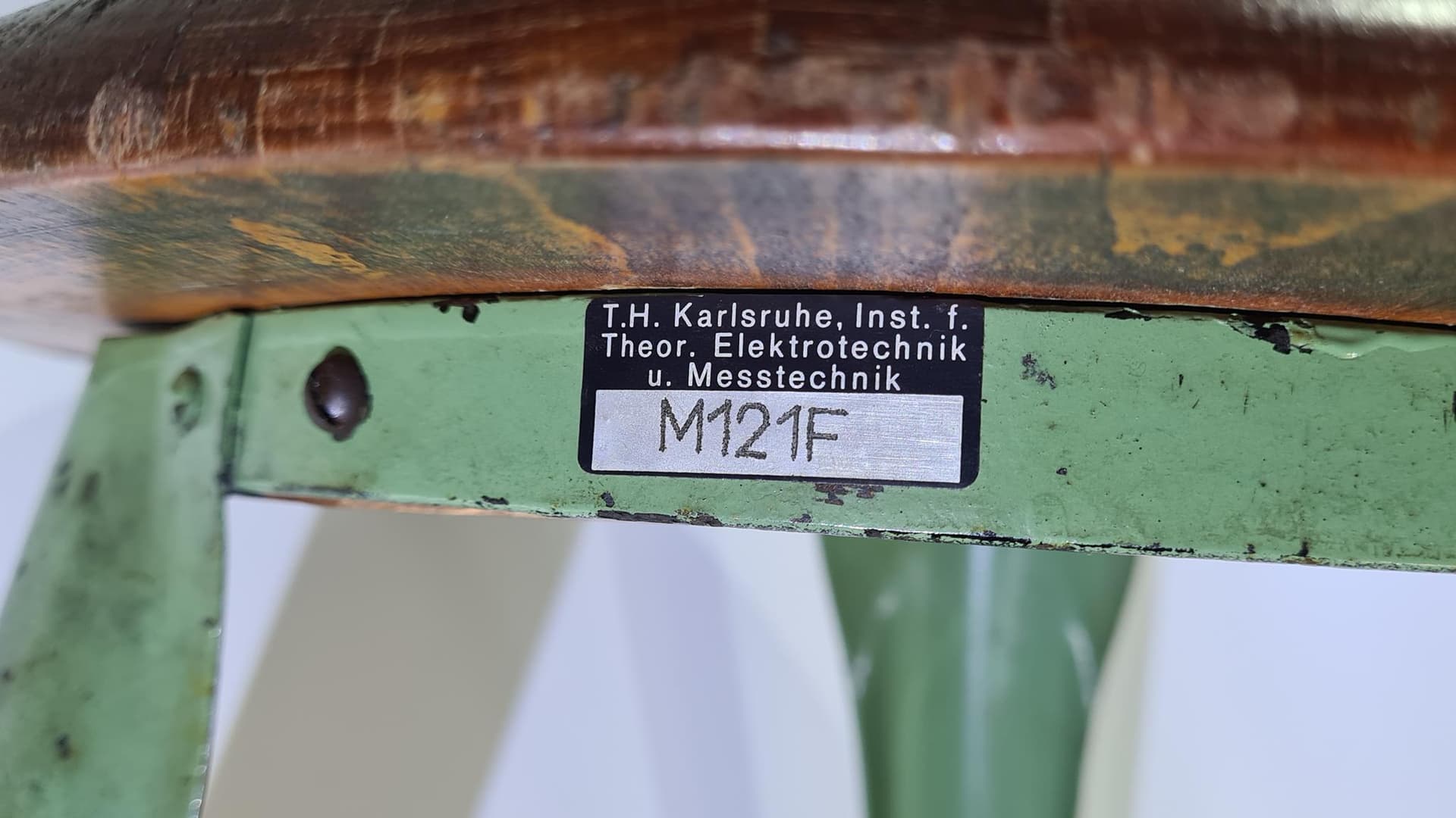 Stołek industrialny, drewno ciemnobrązowe, metal zielony, Niemcy, lata 50. - 170119