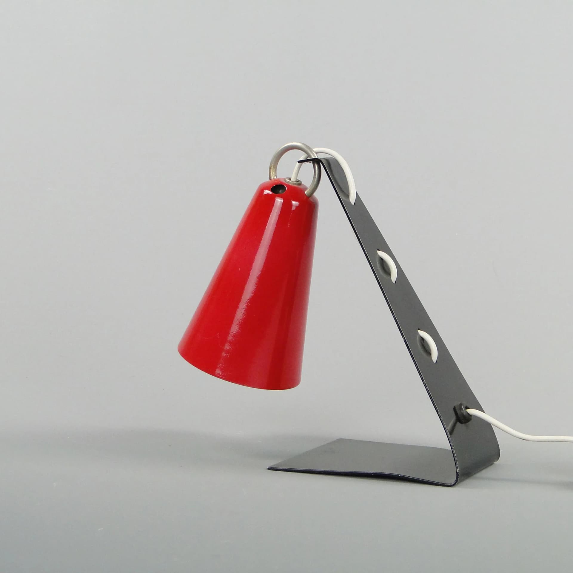 Lampa stołowa, czerwony, stal lakierowana, proj. A. Gałecki, Polska, lata 60. - 11052