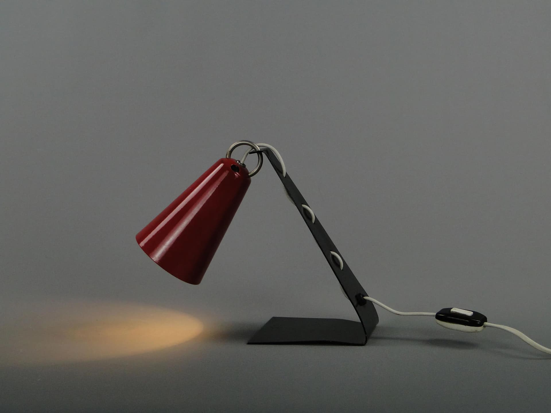 Lampa stołowa, czerwony, stal lakierowana, proj. A. Gałecki, Polska, lata 60. - 11054