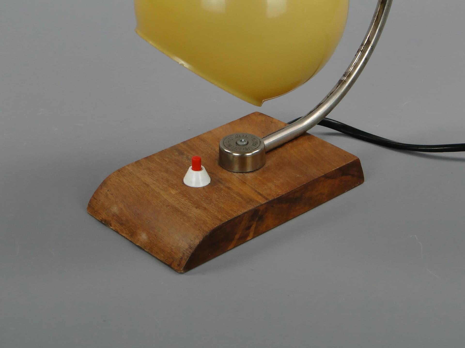 Lampa stołowa Art déco, szkło żółty, stal niklowana, drewno mahoń, Polska, lata 30. - 11320