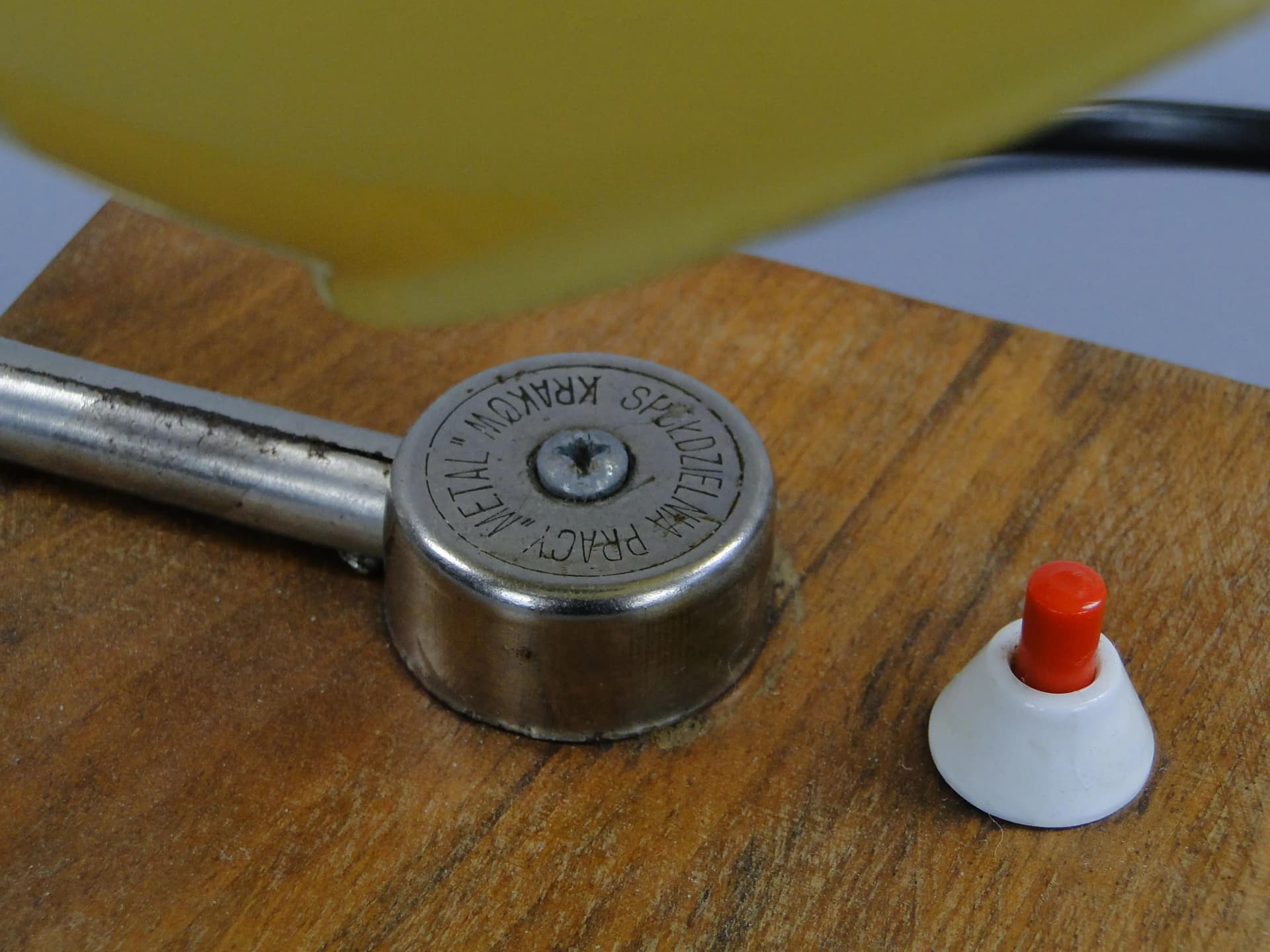 Lampa stołowa Art déco, szkło żółty, stal niklowana, drewno mahoń, Polska, lata 30. - 11322