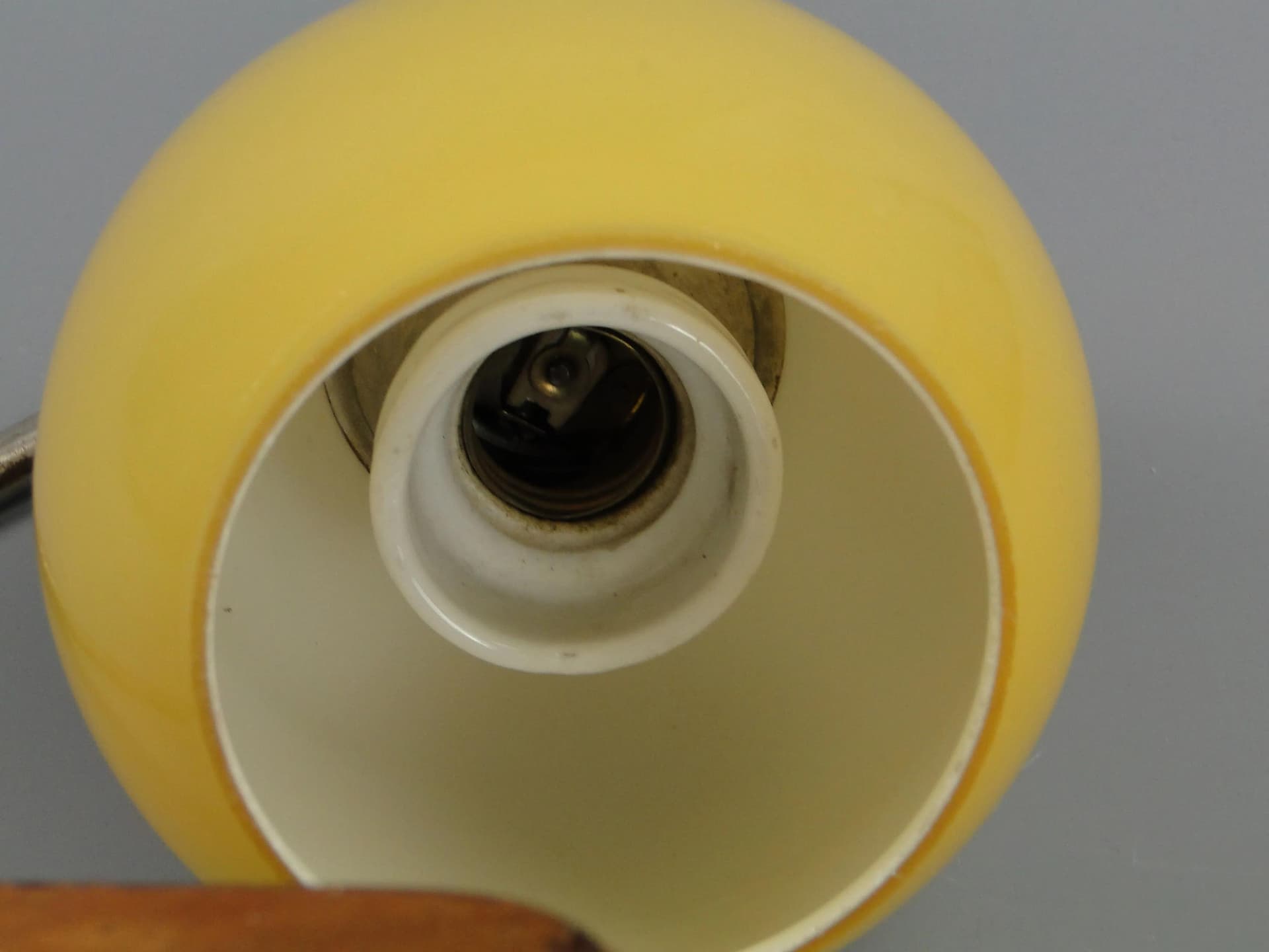 Lampa stołowa Art déco, szkło żółty, stal niklowana, drewno mahoń, Polska, lata 30. - 11323