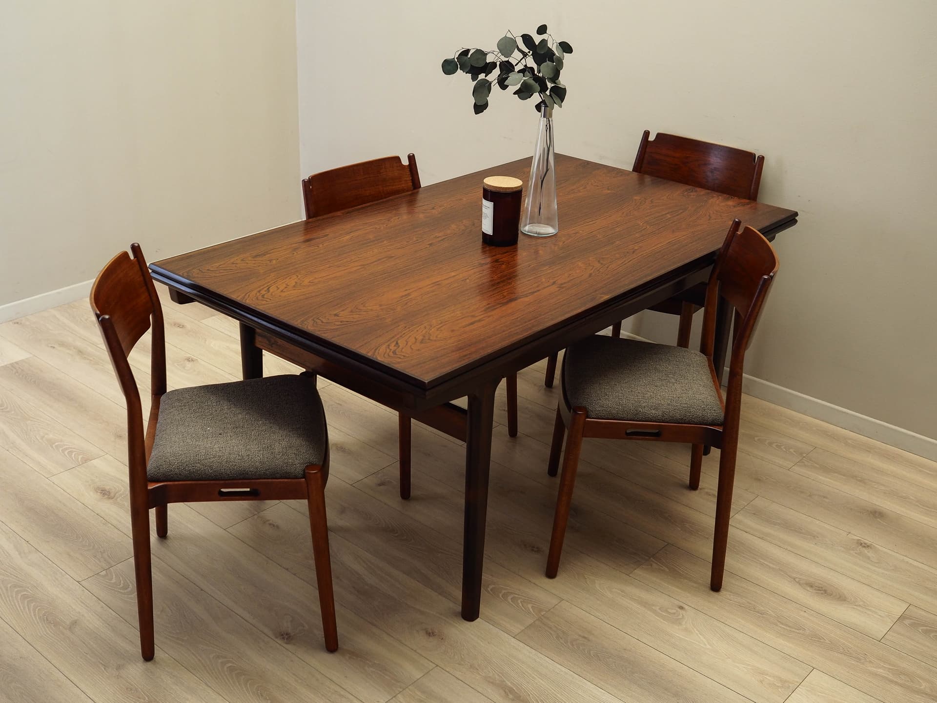 Komplet czterech krzeseł, mahon brązowy ciemny, fornir tekowy brązowy ciemny, tkanina taupe, Dania, lata 70. - 170811