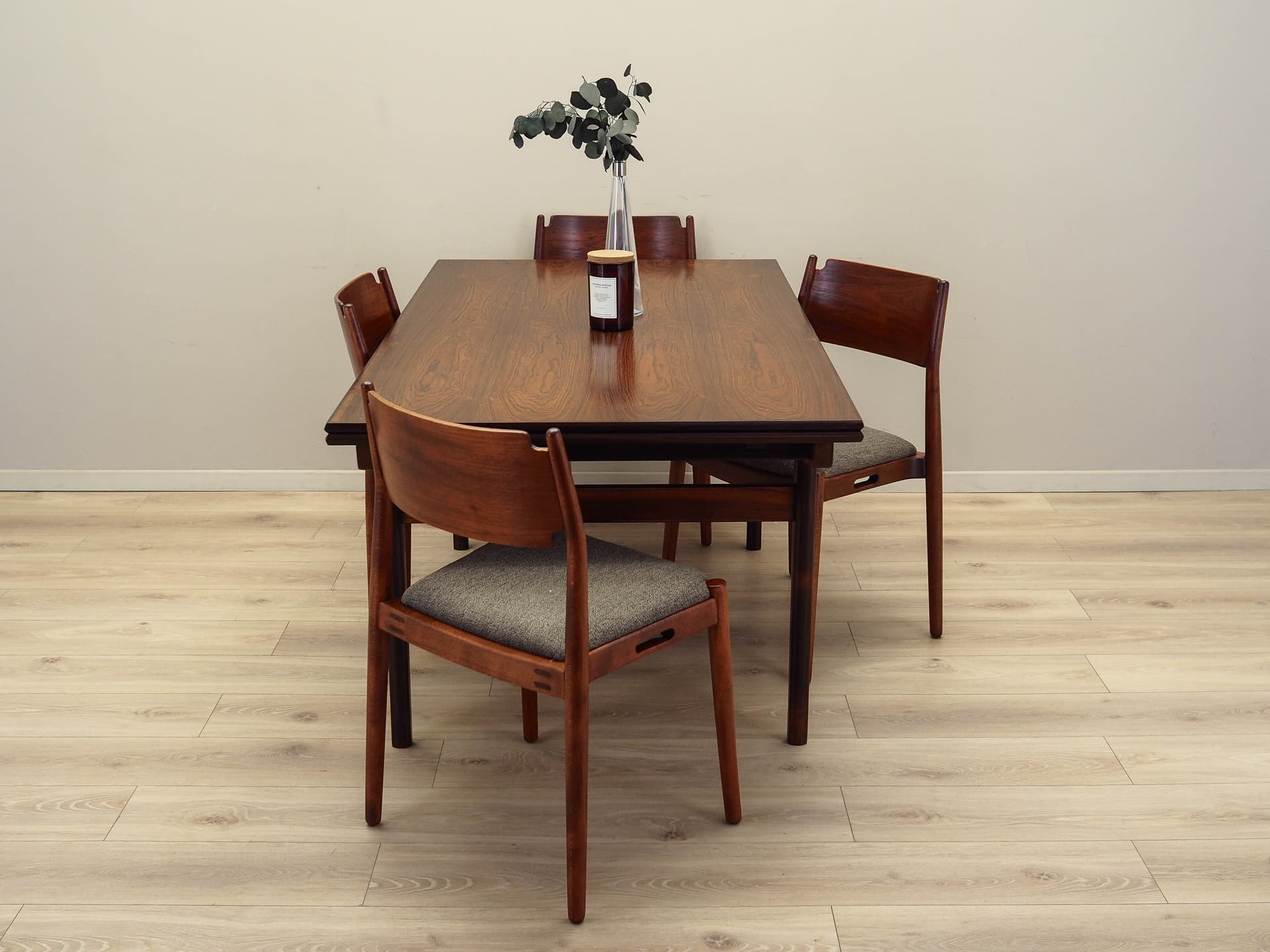 Komplet czterech krzeseł, mahon brązowy ciemny, fornir tekowy brązowy ciemny, tkanina taupe, Dania, lata 70. - 170809