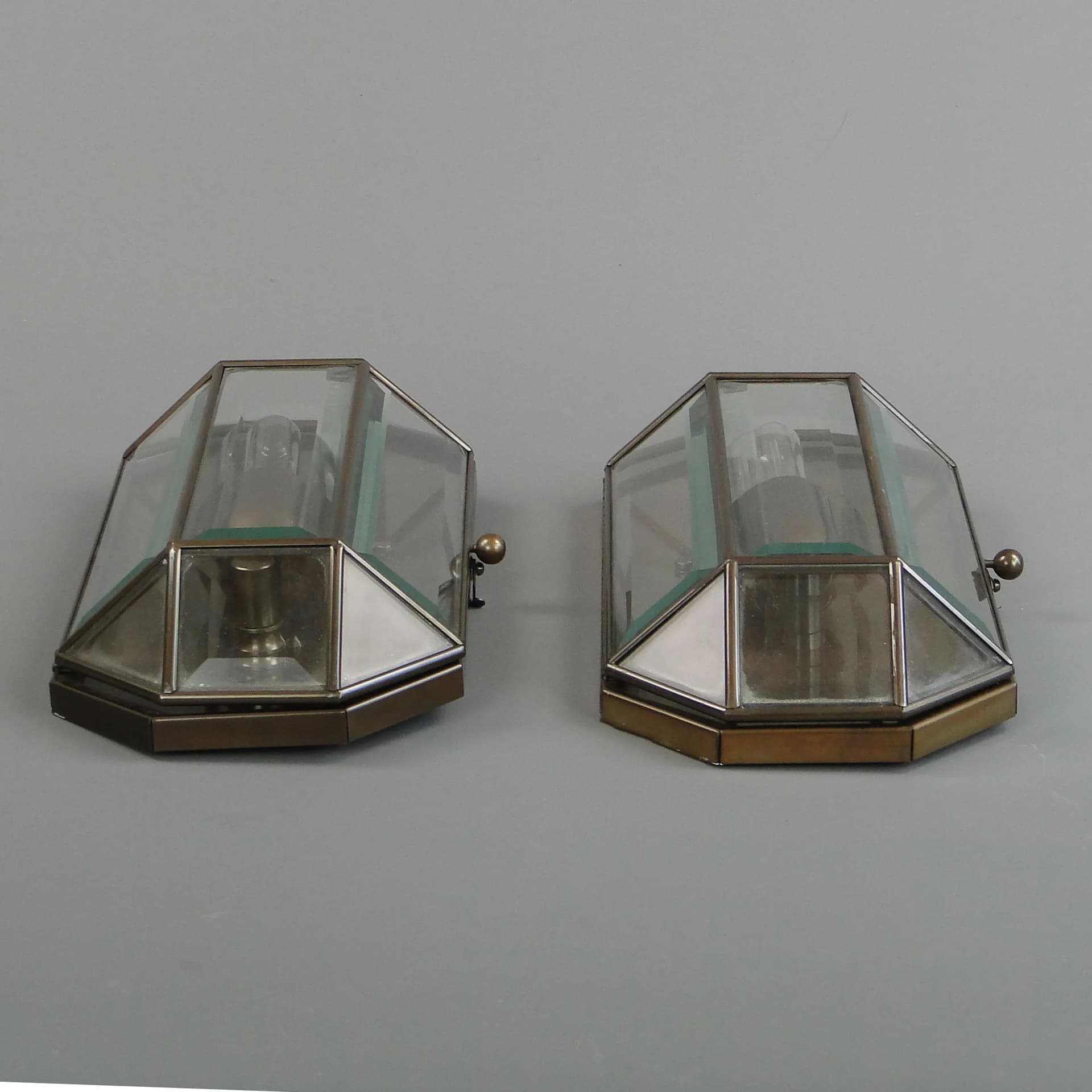 Para kinkietów, Secesja Wiedeńska, szkło brązowy ciemny, mosiądz, Austria, lata 80. - 11289