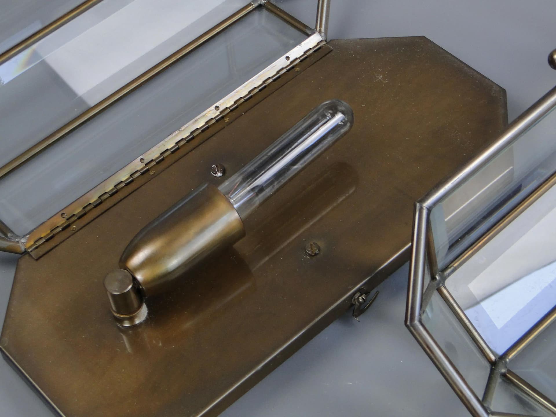 Para kinkietów, Secesja Wiedeńska, szkło brązowy ciemny, mosiądz, Austria, lata 80. - 11294