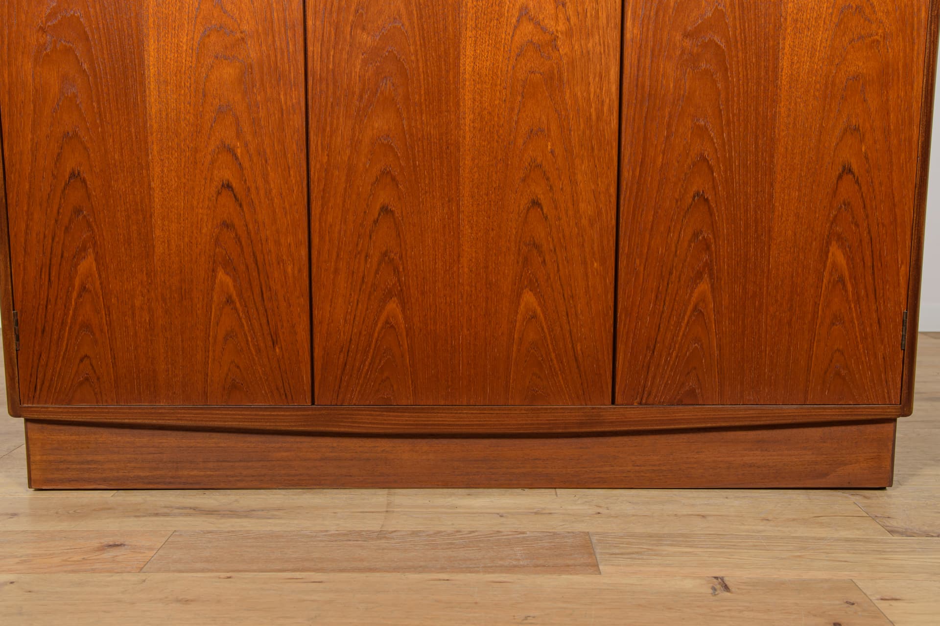 Three-door wardrobe, brown teak, G-Plan, United Kingdom, 1960s. - 171014