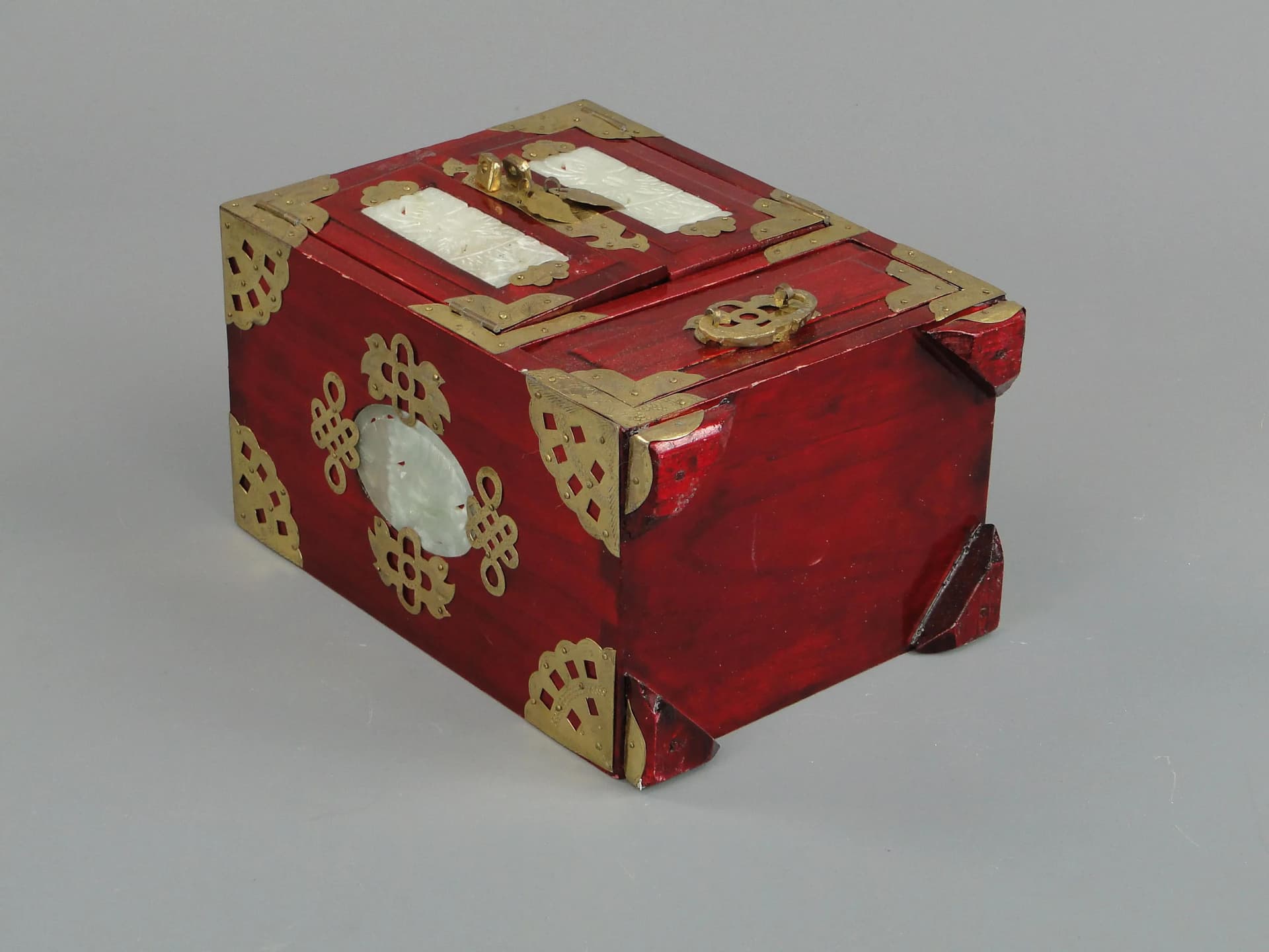 Oriental cabinet sepet, red lacquered wood, brass, China, 1990s. - 11286