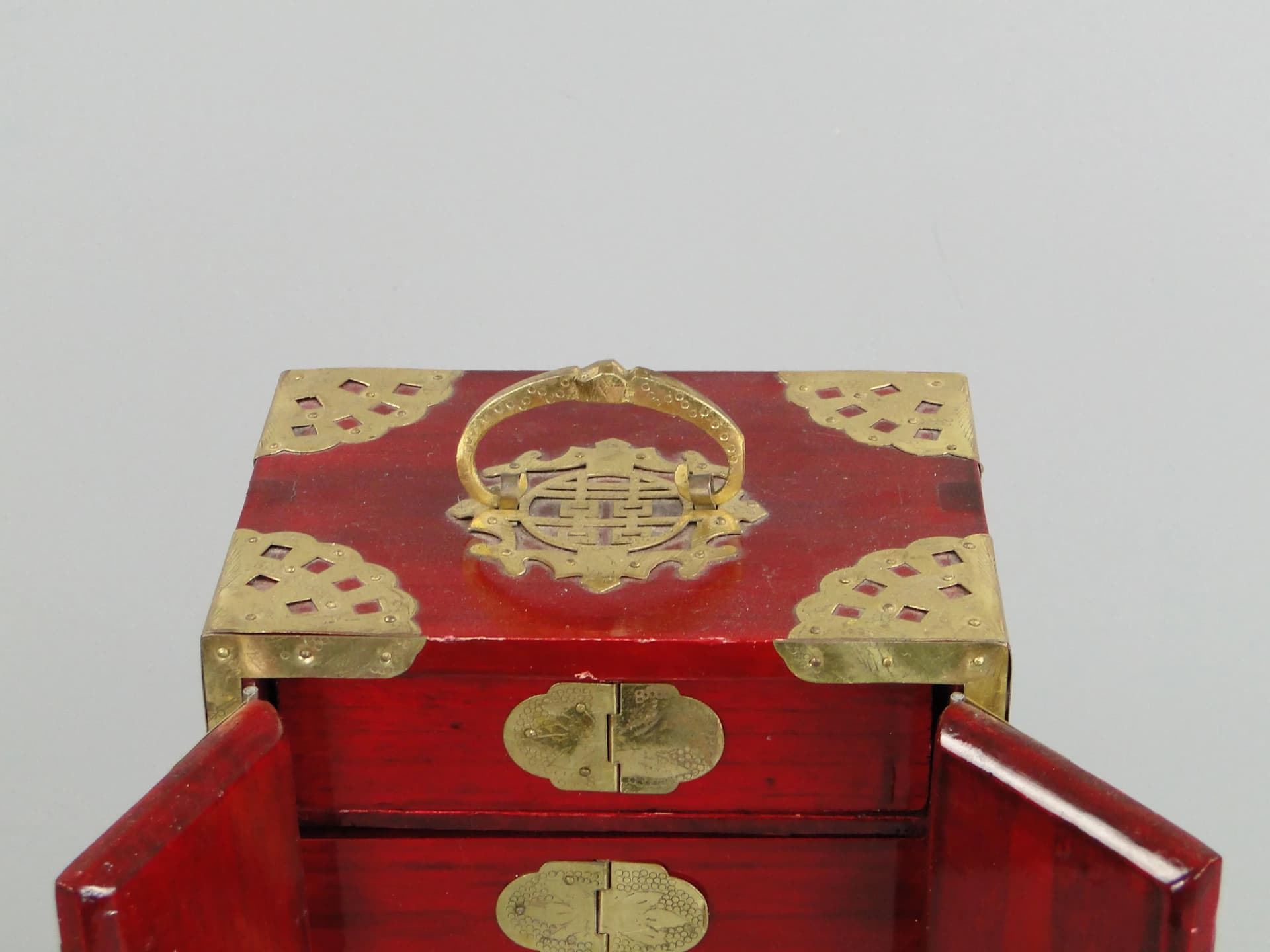 Oriental cabinet sepet, red lacquered wood, brass, China, 1990s. - 11280