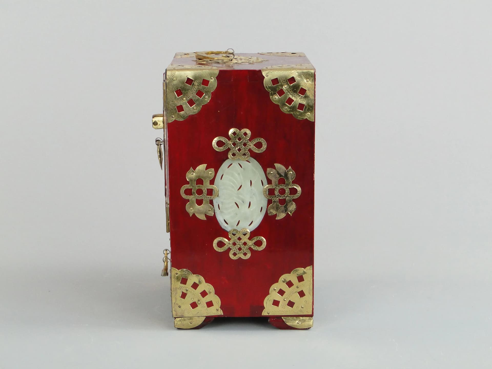 Oriental cabinet sepet, red lacquered wood, brass, China, 1990s. - 11284