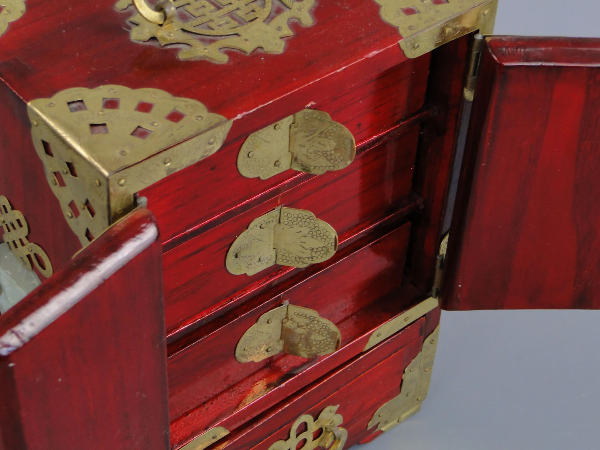 Oriental cabinet sepet, red lacquered wood, brass, China, 1990s. - 11282