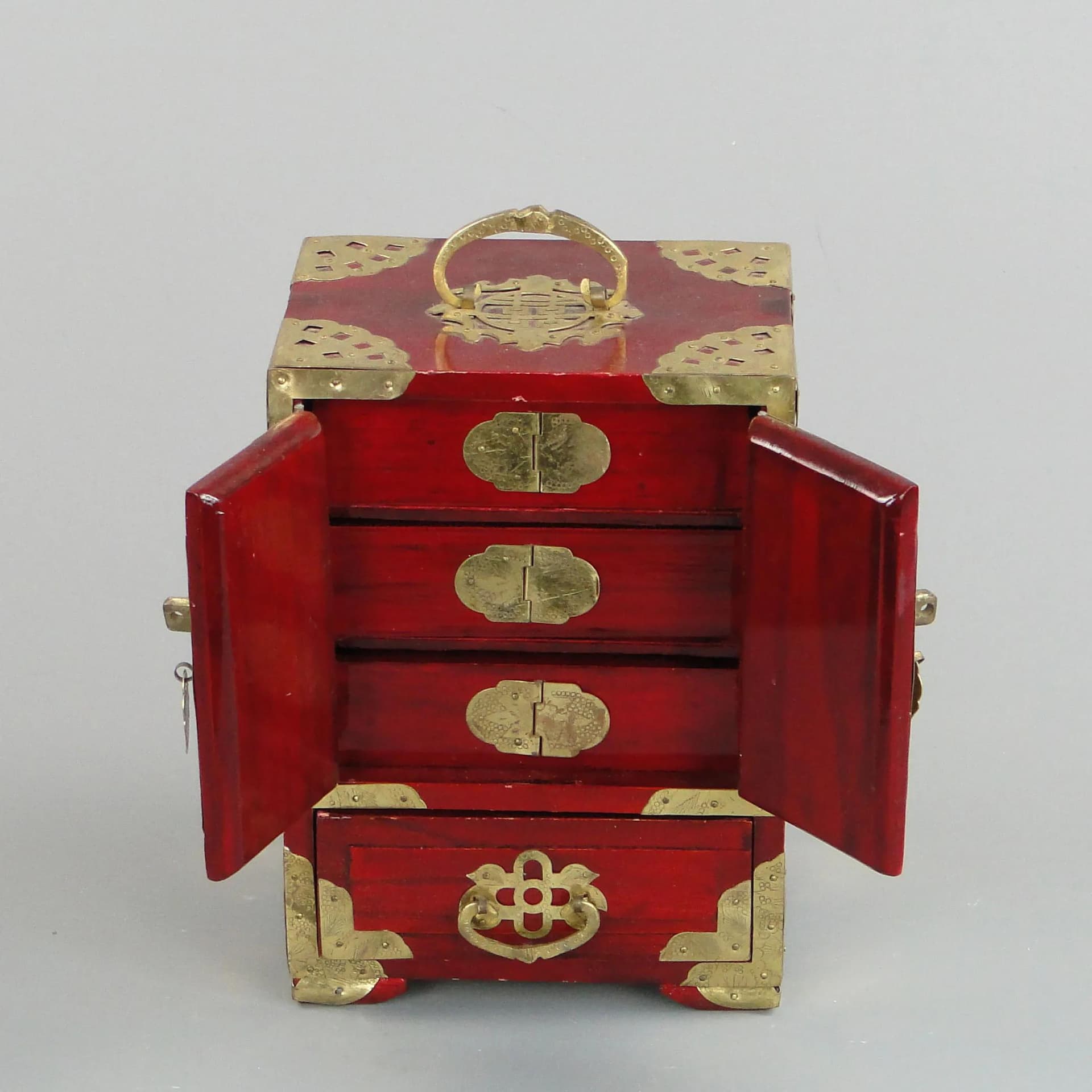 Oriental cabinet sepet, red lacquered wood, brass, China, 1990s. - 11279