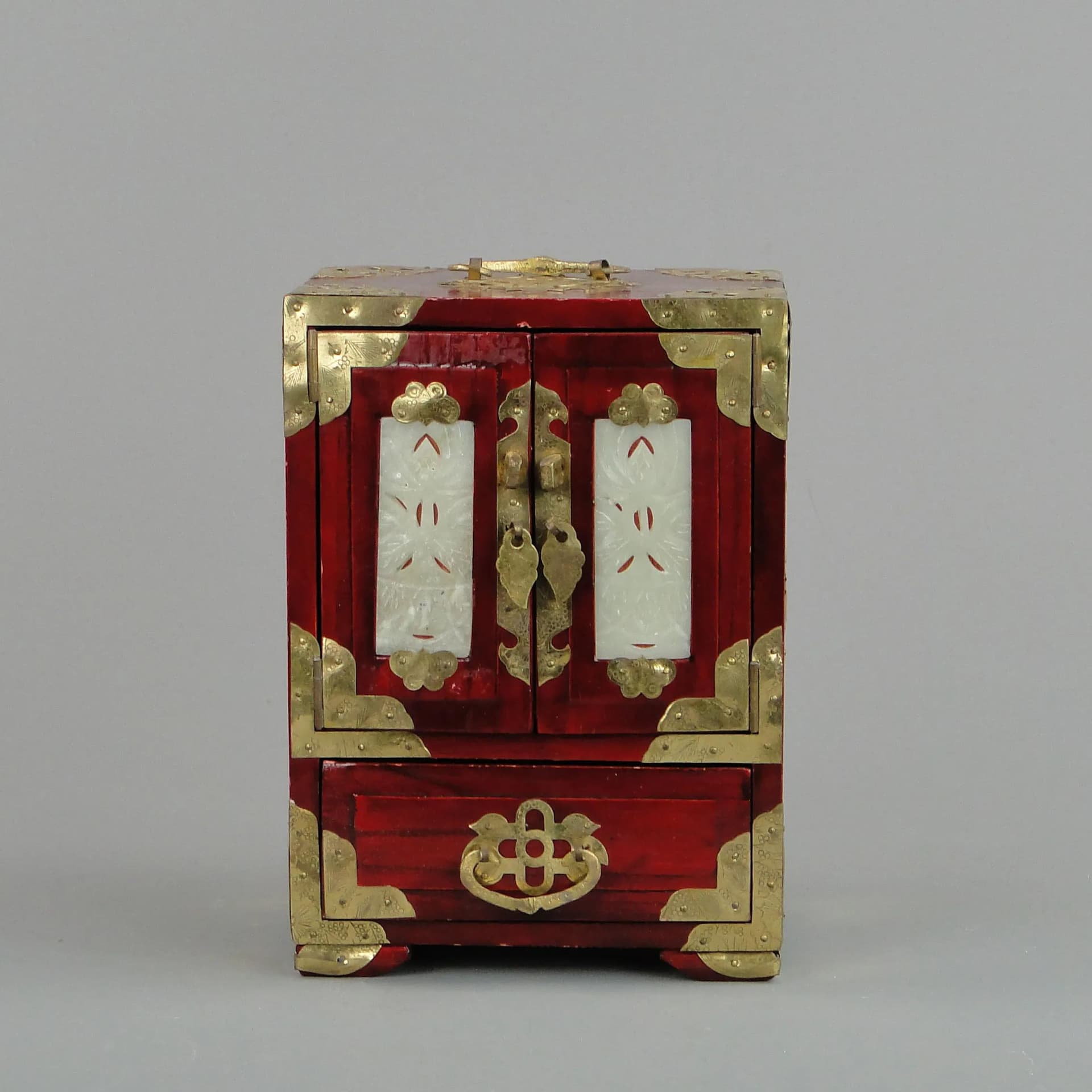 Oriental cabinet sepet, red lacquered wood, brass, China, 1990s. - 11278