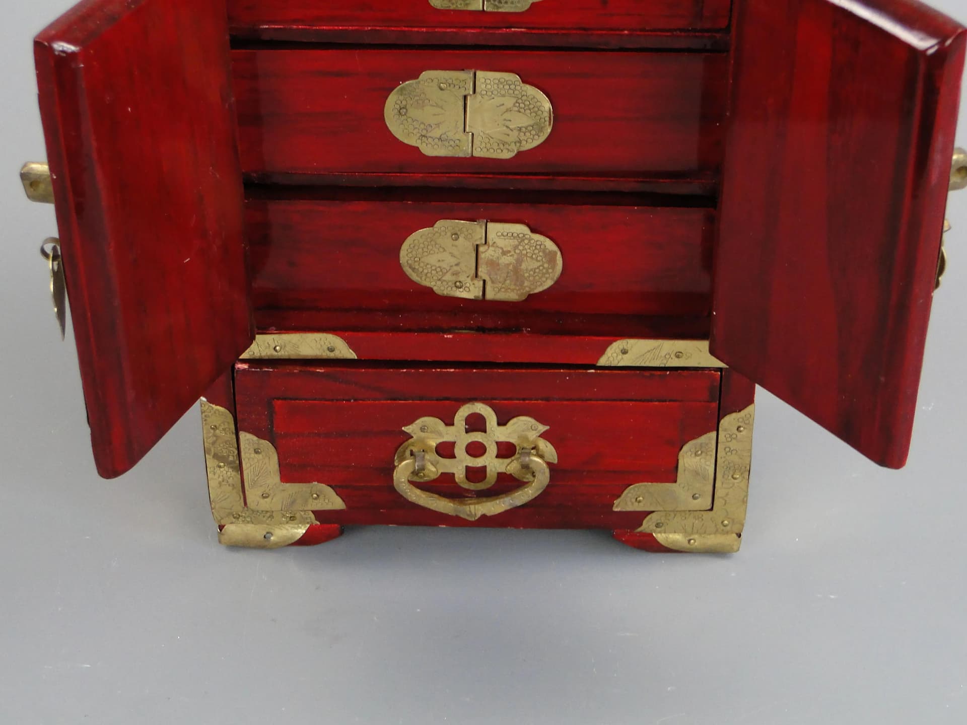 Oriental cabinet sepet, red lacquered wood, brass, China, 1990s. - 11281