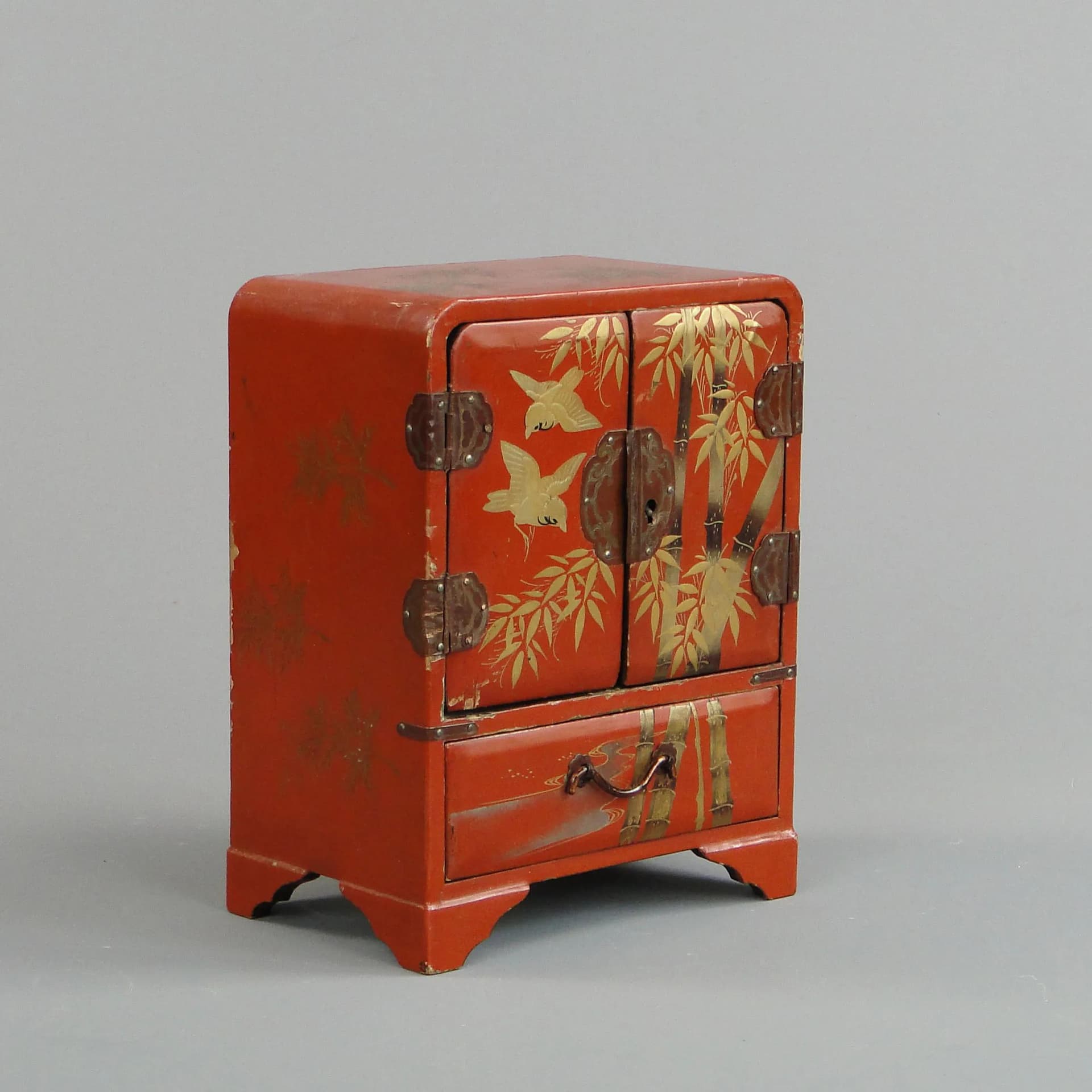 Jewelry cabinet, red lacquered wood, Japan, 1930s. - 11270