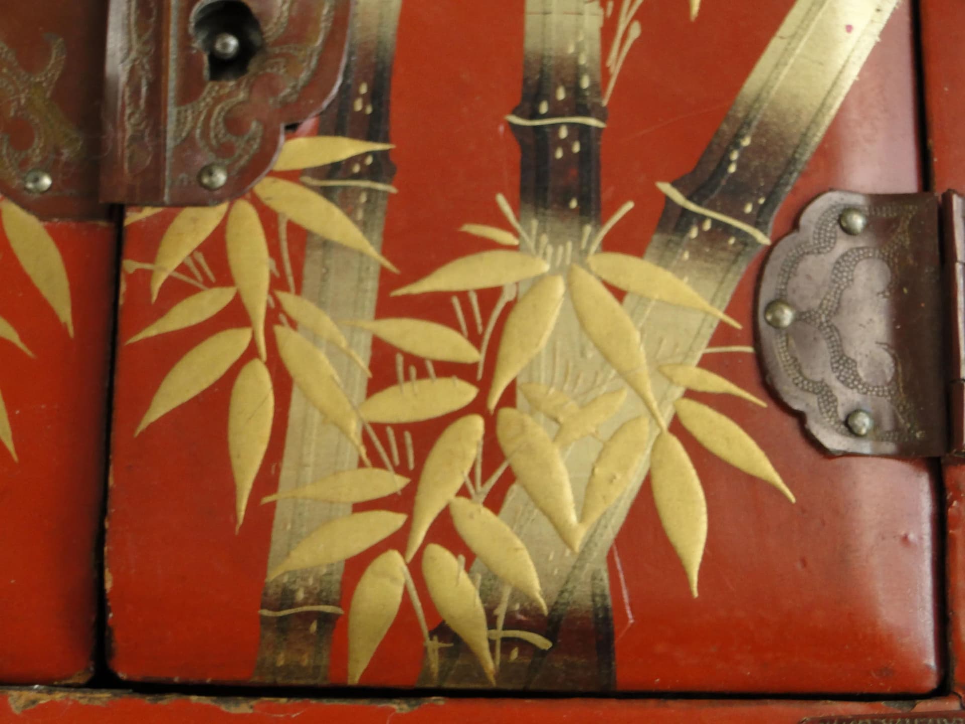 Jewelry cabinet, red lacquered wood, Japan, 1930s. - 11276