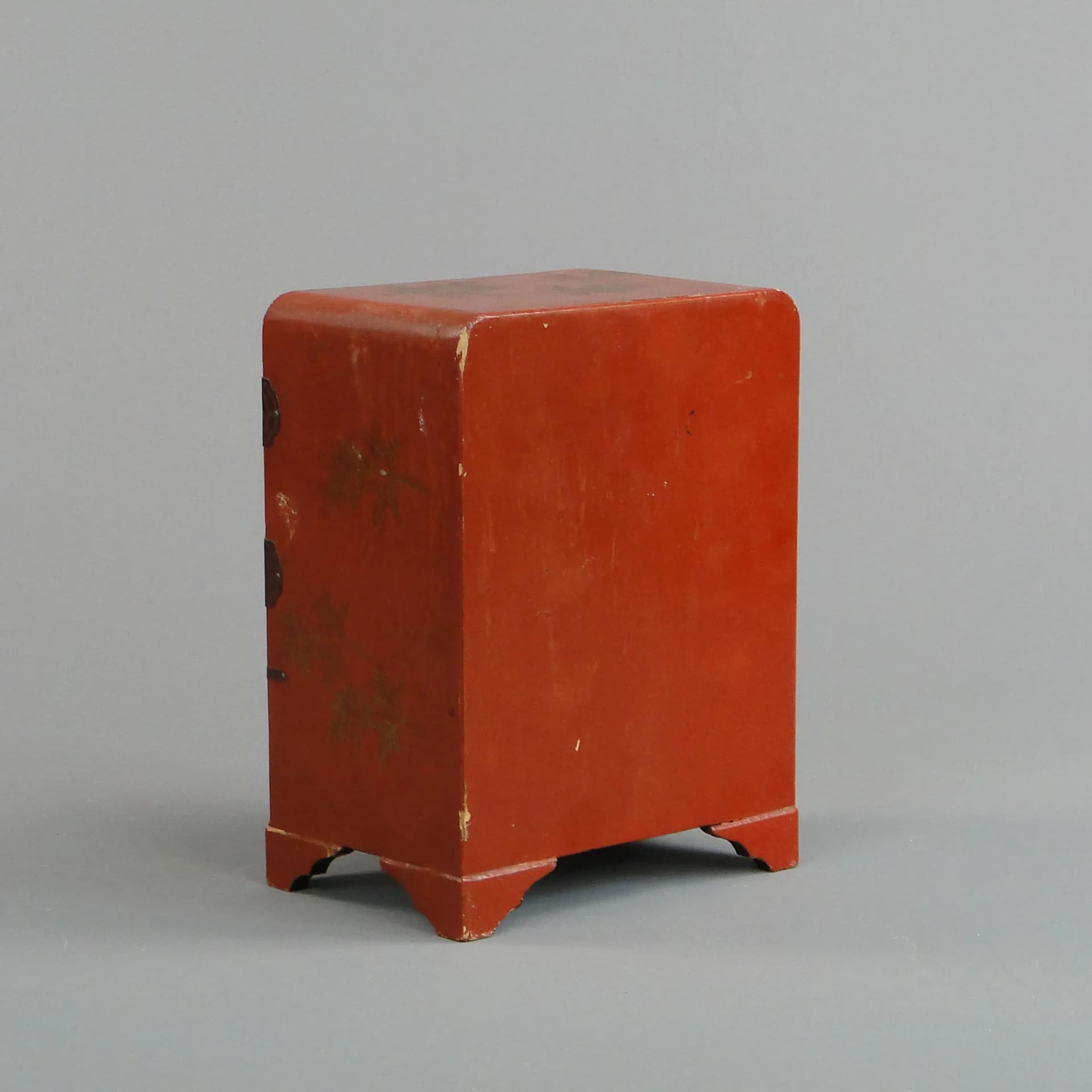 Jewelry cabinet, red lacquered wood, Japan, 1930s. - 11272