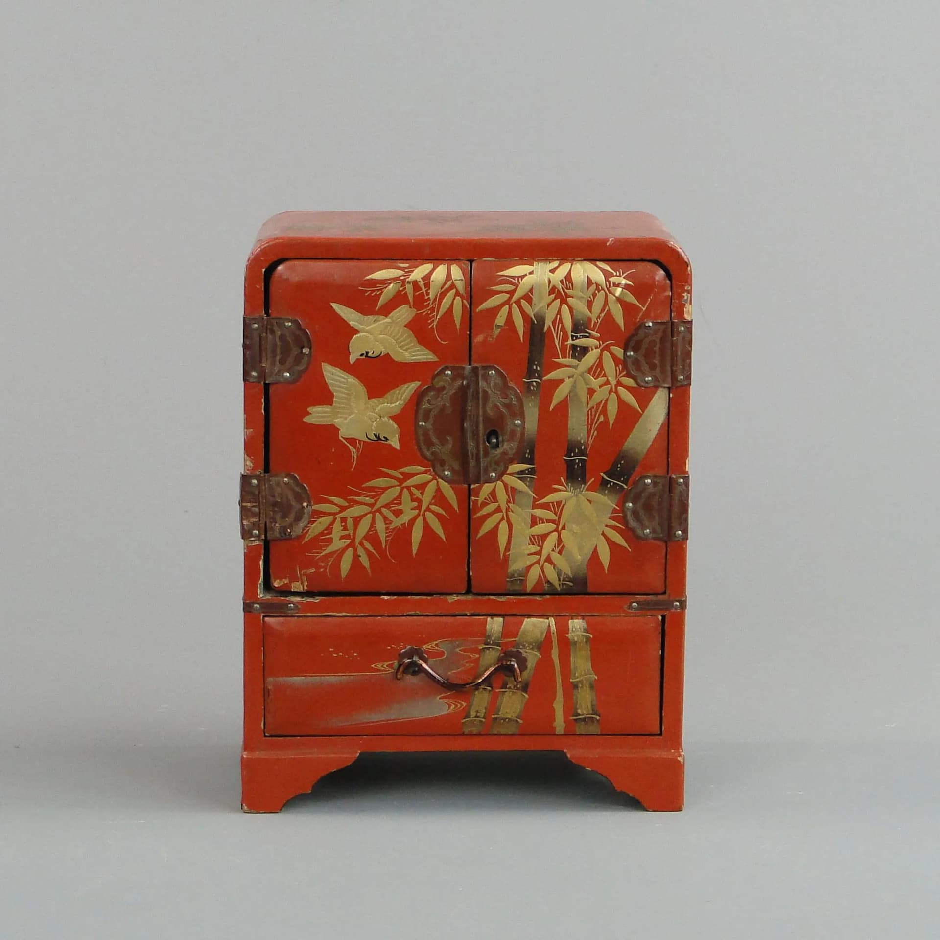 Jewelry cabinet, red lacquered wood, Japan, 1930s. - 11268