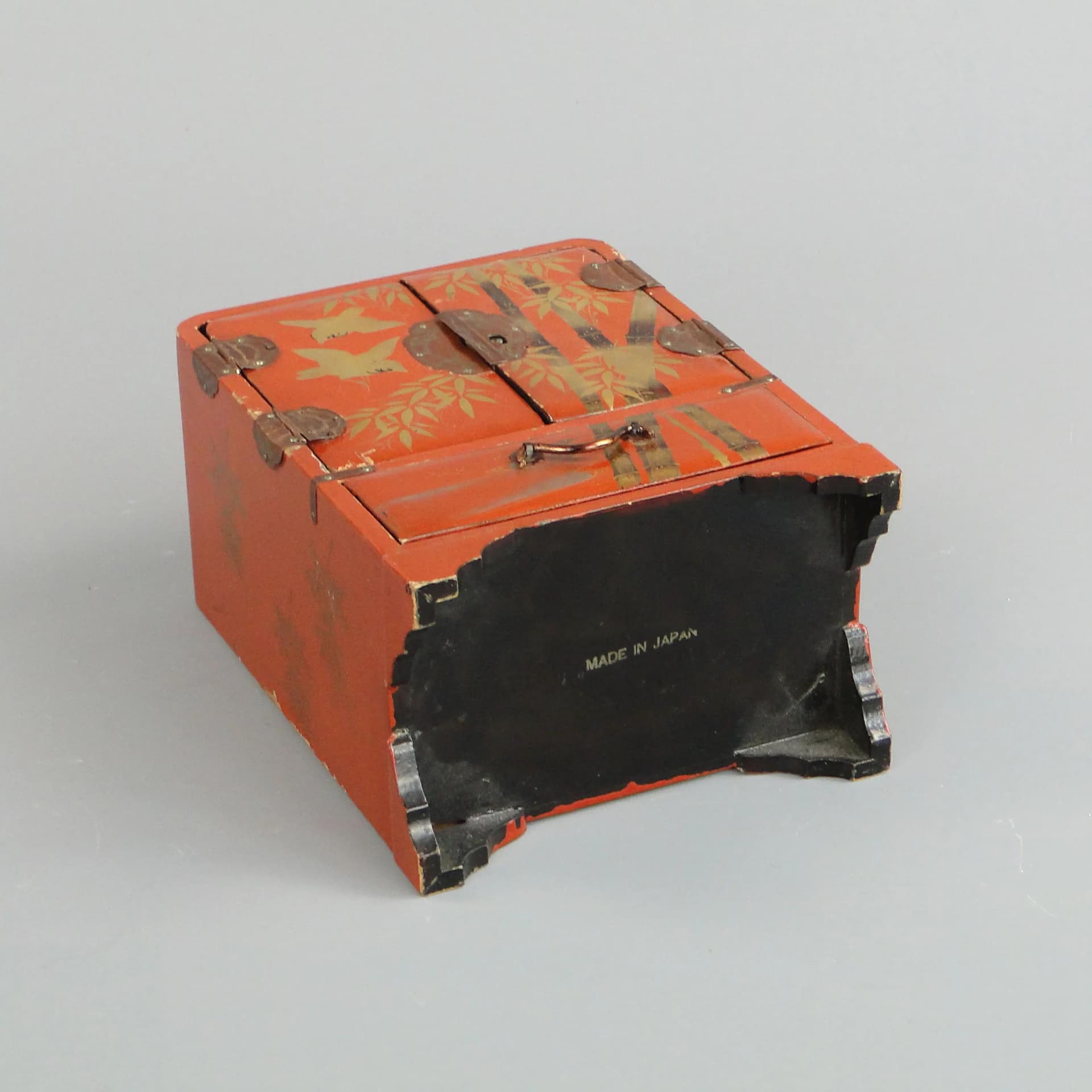 Jewelry cabinet, red lacquered wood, Japan, 1930s. - 11273