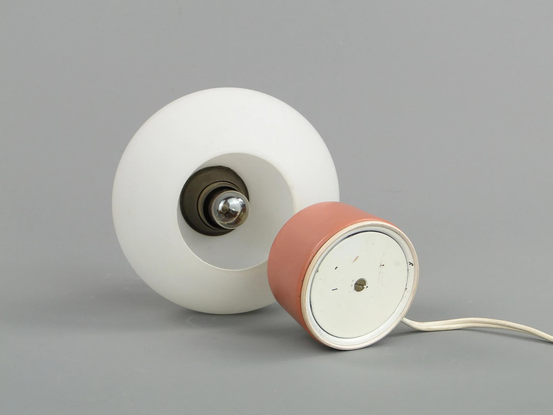 Lampa stołowa, pastelowy róż, stal lakierowana, mosiądz, szkło, Stilnovo, Włochy, lata 50. - 11256