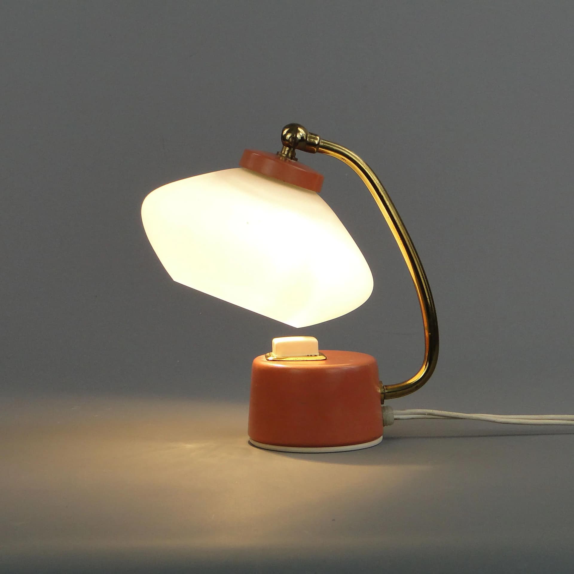 Lampa stołowa, pastelowy róż, stal lakierowana, mosiądz, szkło, Stilnovo, Włochy, lata 50. - 11257