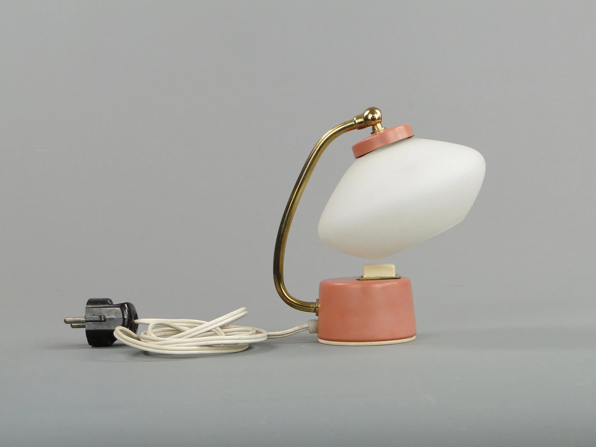 Lampa stołowa, pastelowy róż, stal lakierowana, mosiądz, szkło, Stilnovo, Włochy, lata 50. - 11250