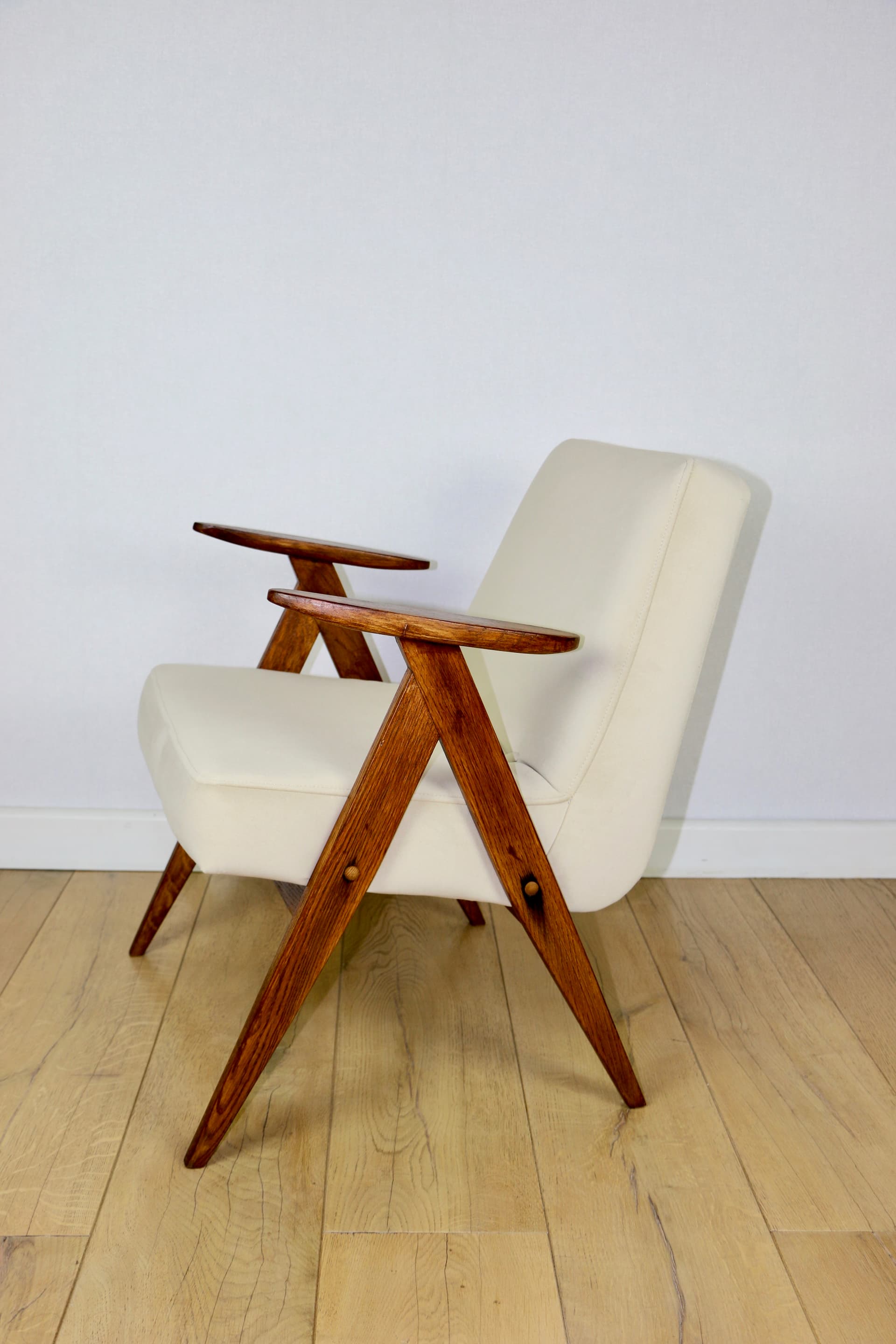 Fotel Chierowski 366, beżowy, dąb ciemny, Polska, lata 70. - 171435