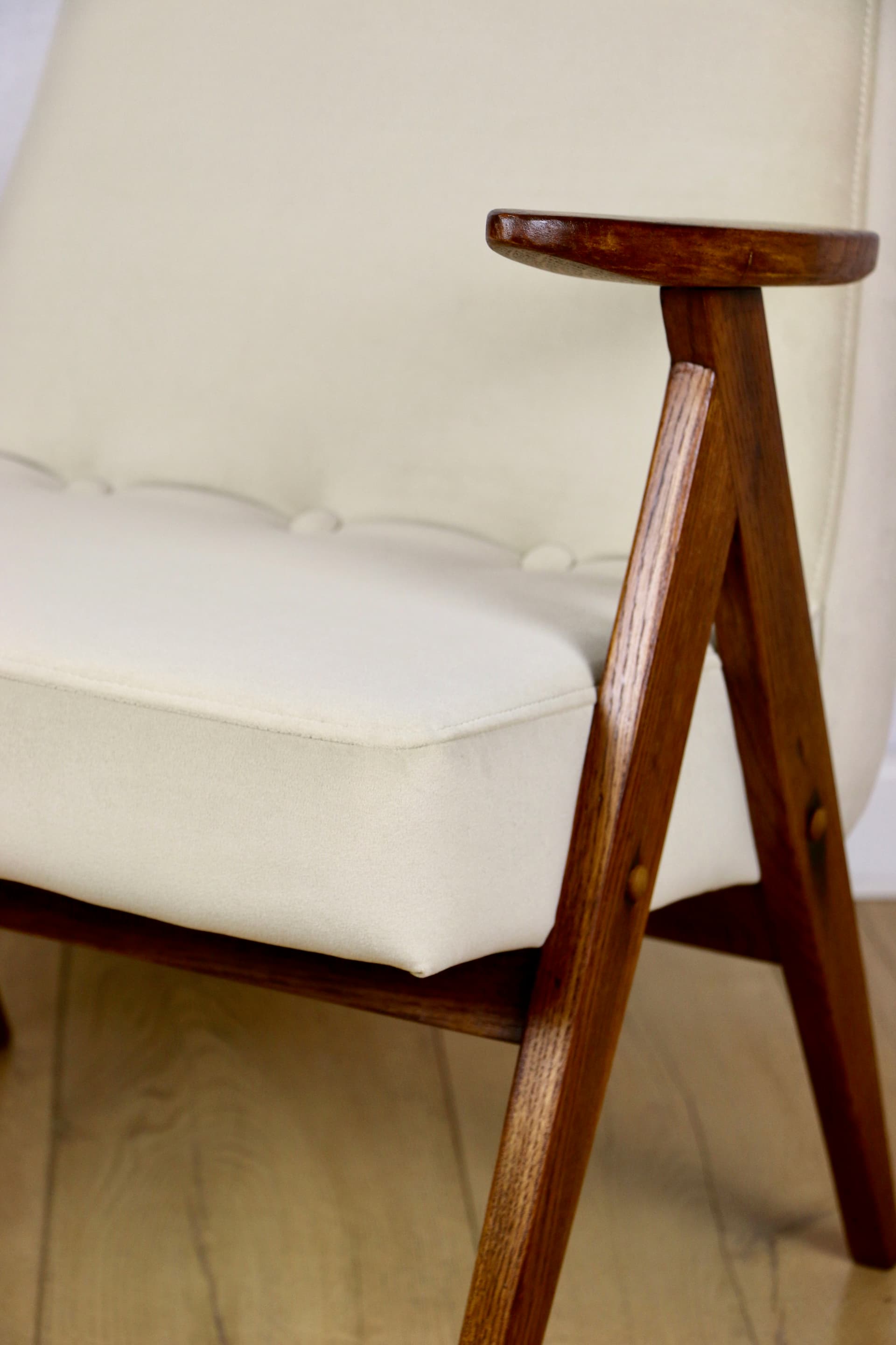 Fotel Chierowski 366, beżowy, dąb ciemny, Polska, lata 70. - 171436