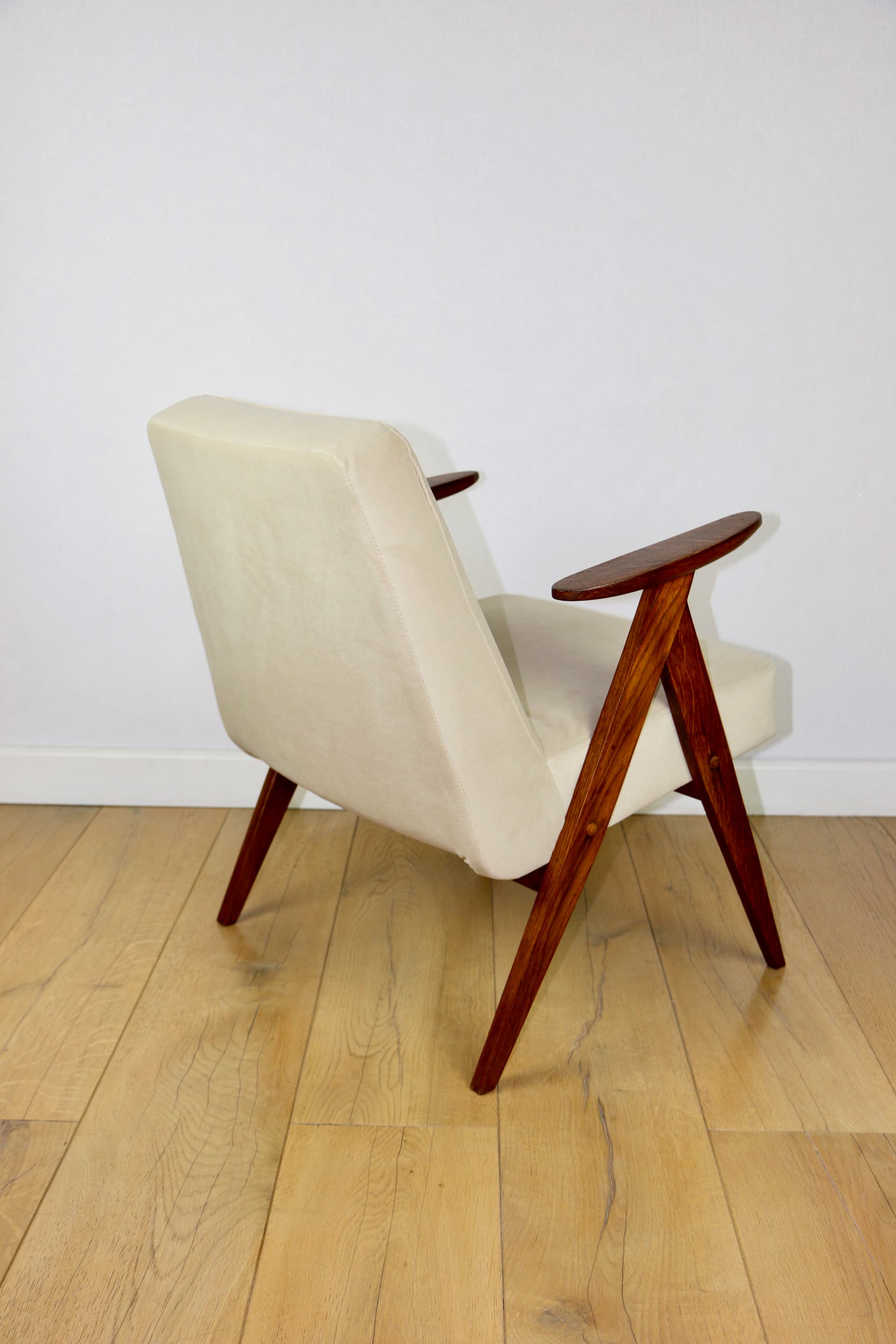 Fotel Chierowski 366, beżowy, dąb ciemny, Polska, lata 70. - 171428