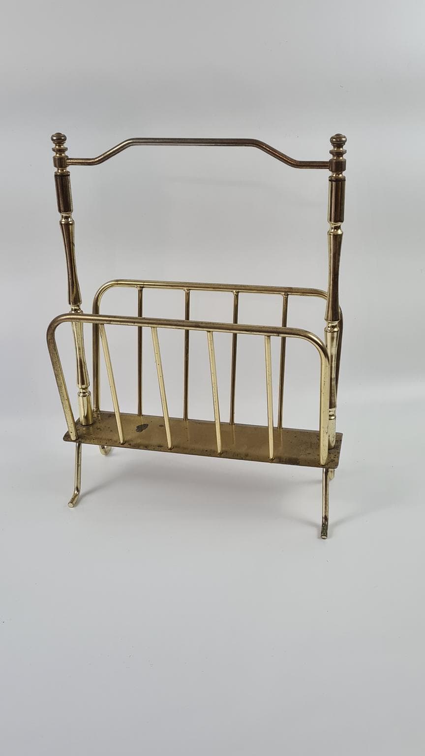 Stojak na gazety wykonany z mosiądzowanego metalu, - 171449