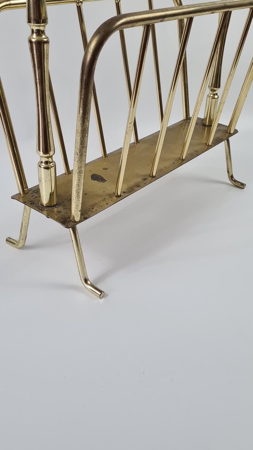 Stojak na gazety wykonany z mosiądzowanego metalu, - 171454