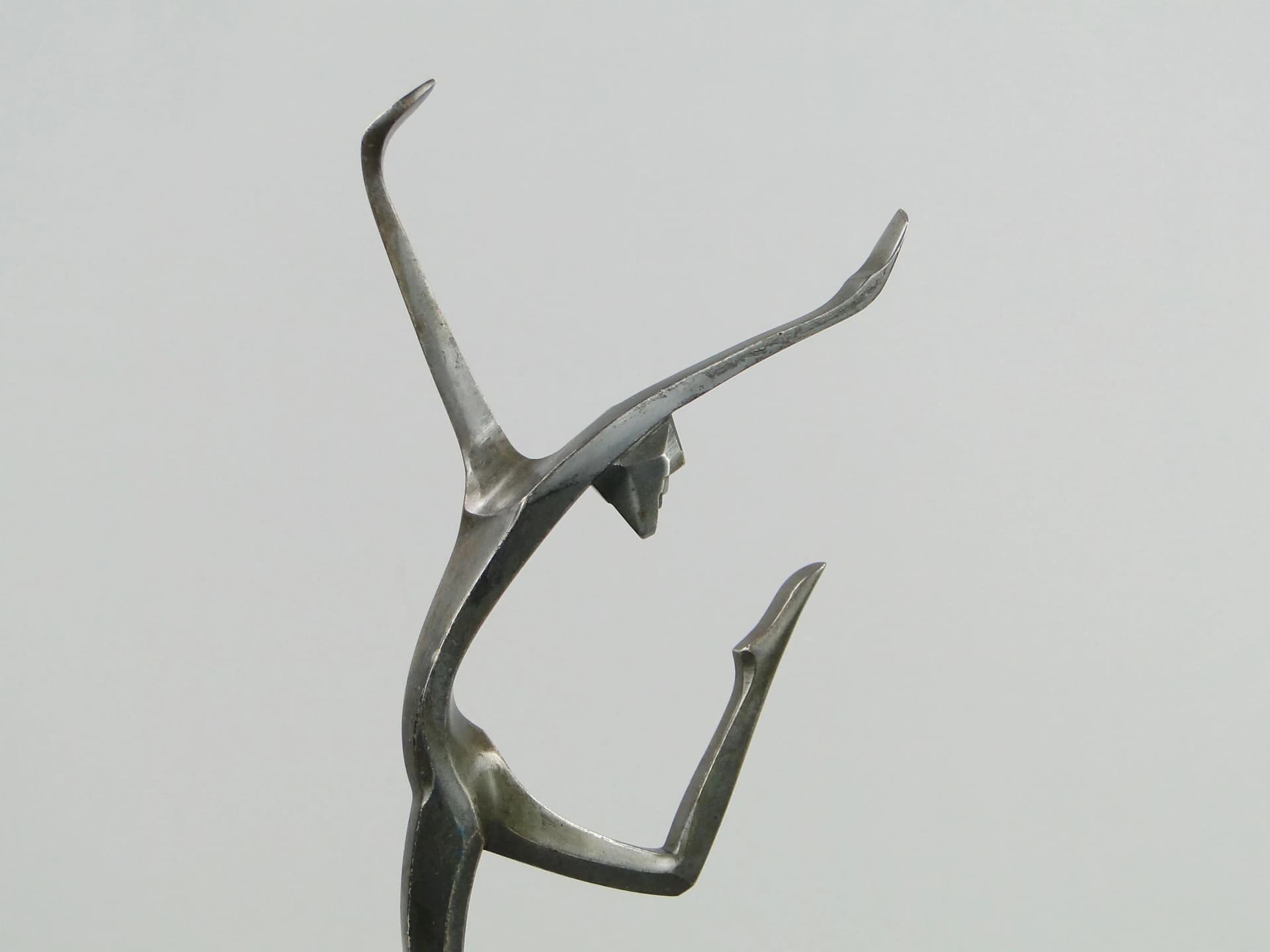 Rzeźba kobiety kubistyczna, stal patynowana szara, bakelit czarny, marmur biały, Austria, lata 20. - 11361