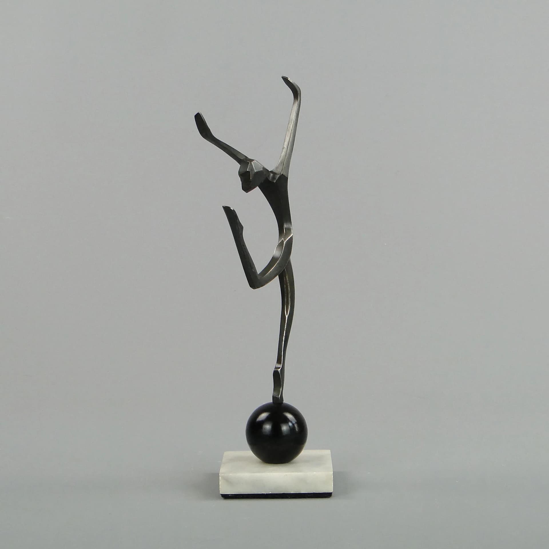 Rzeźba kobiety kubistyczna, stal patynowana szara, bakelit czarny, marmur biały, Austria, lata 20. - 11356