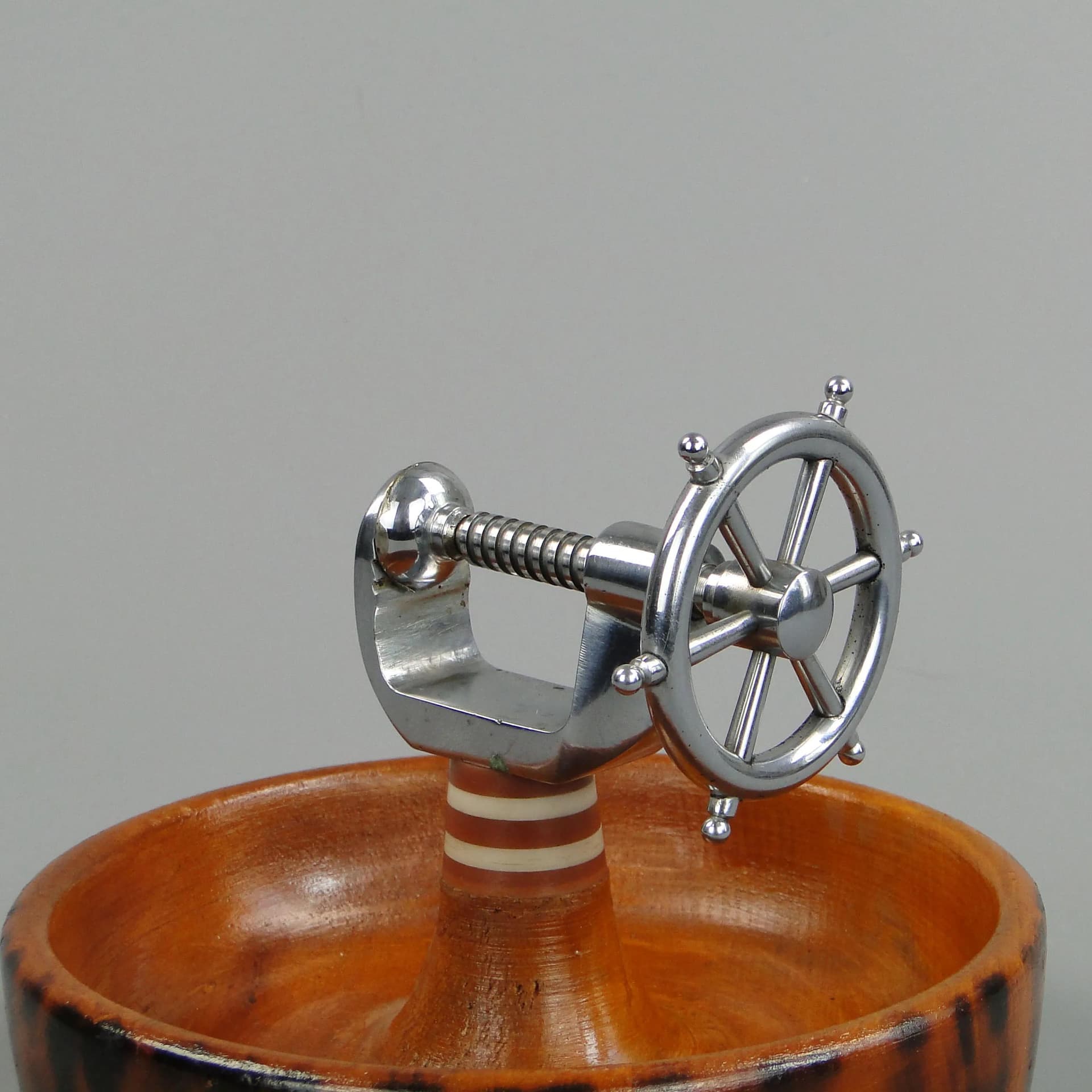 Dziadek do orzechów marynistyczny, drewno brązowy, metal chromowany, Polska, lata 50. - 11347