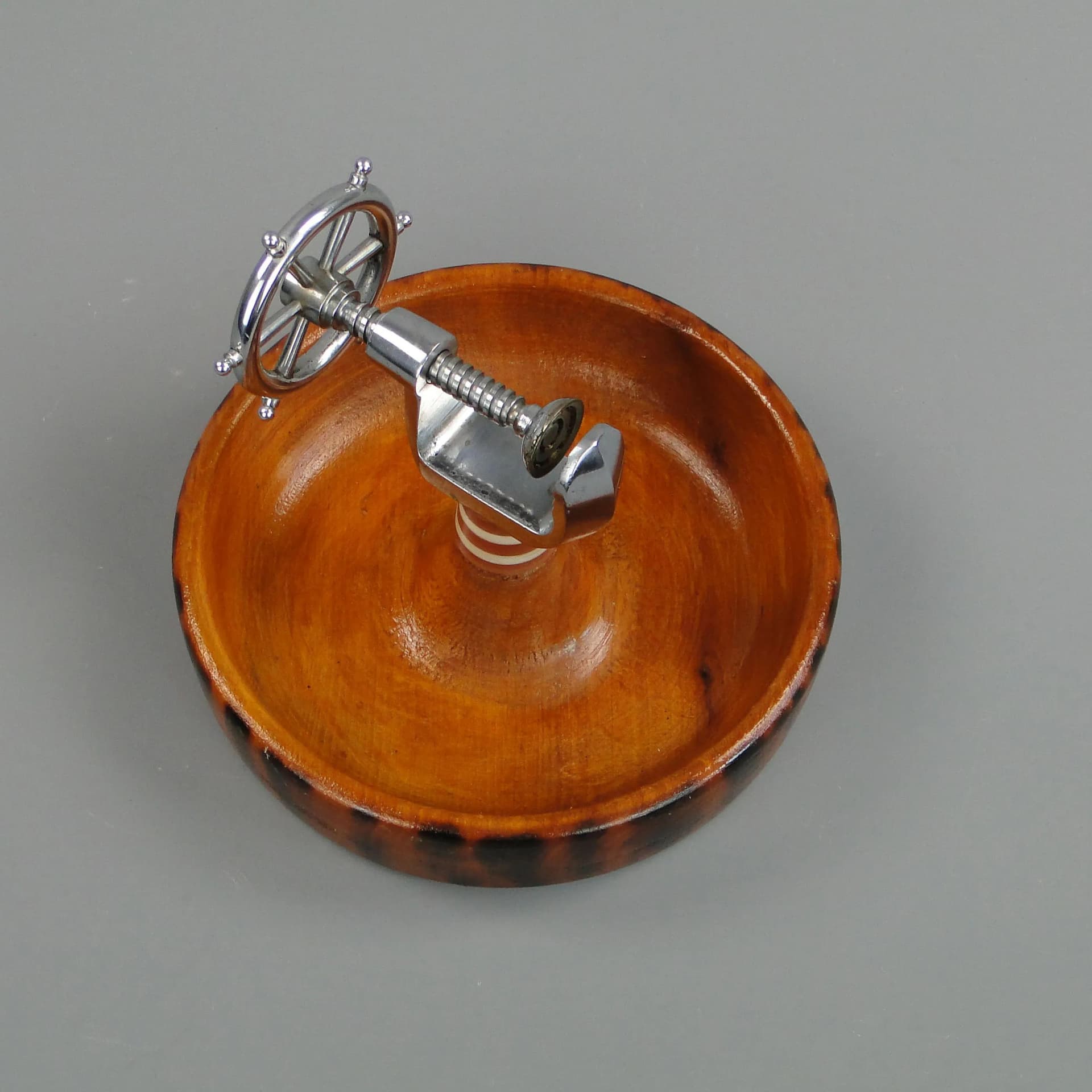 Dziadek do orzechów marynistyczny, drewno brązowy, metal chromowany, Polska, lata 50. - 11350