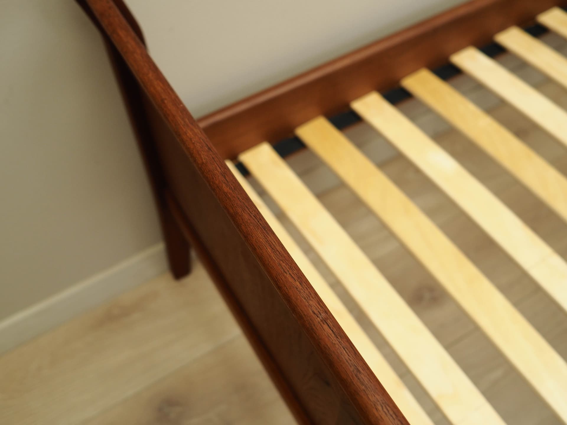 Łóżko, teak brązowy jasny, Dania, lata 70. - 171825