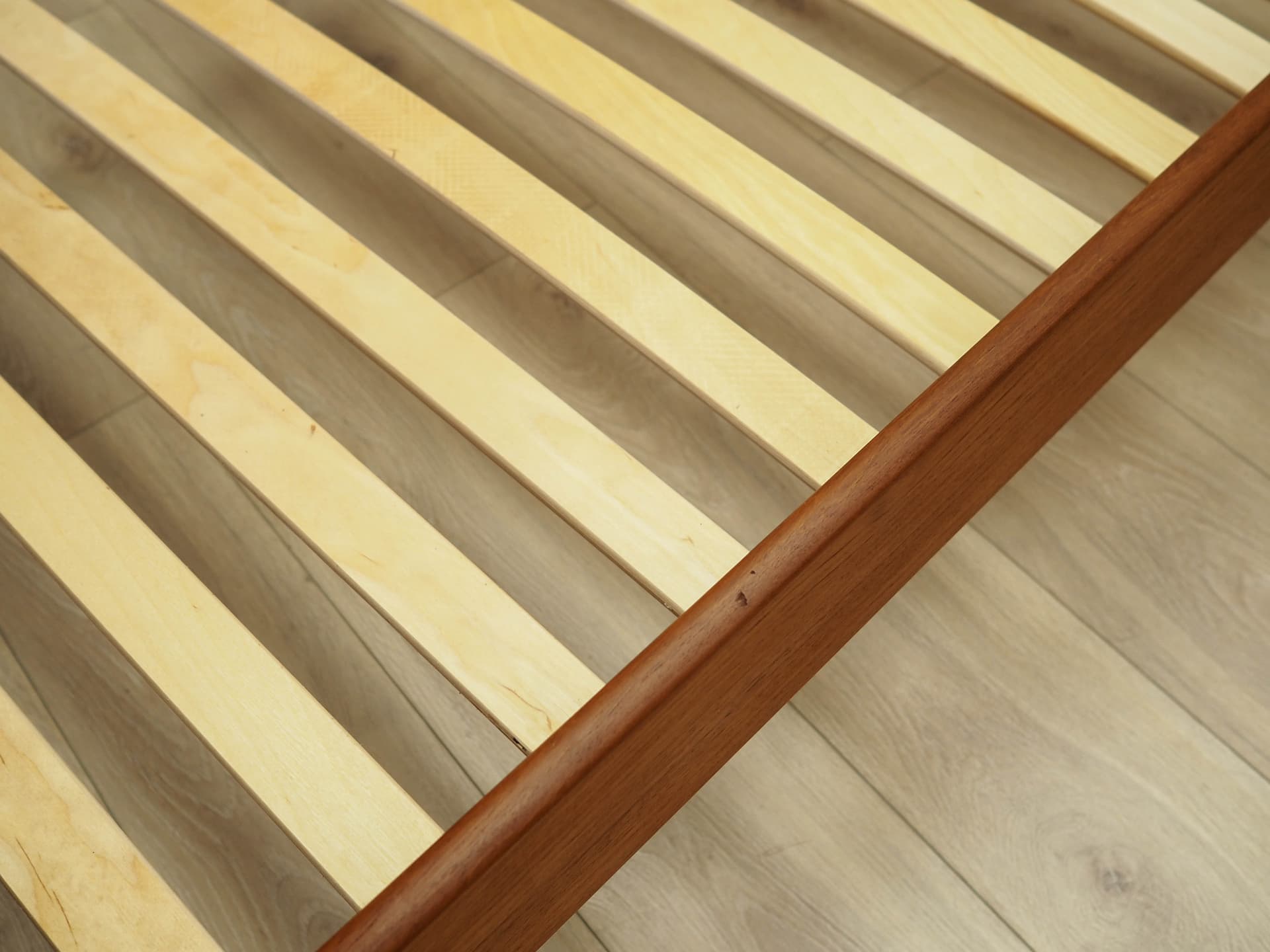 Łóżko, teak brązowy jasny, Dania, lata 70. - 171829