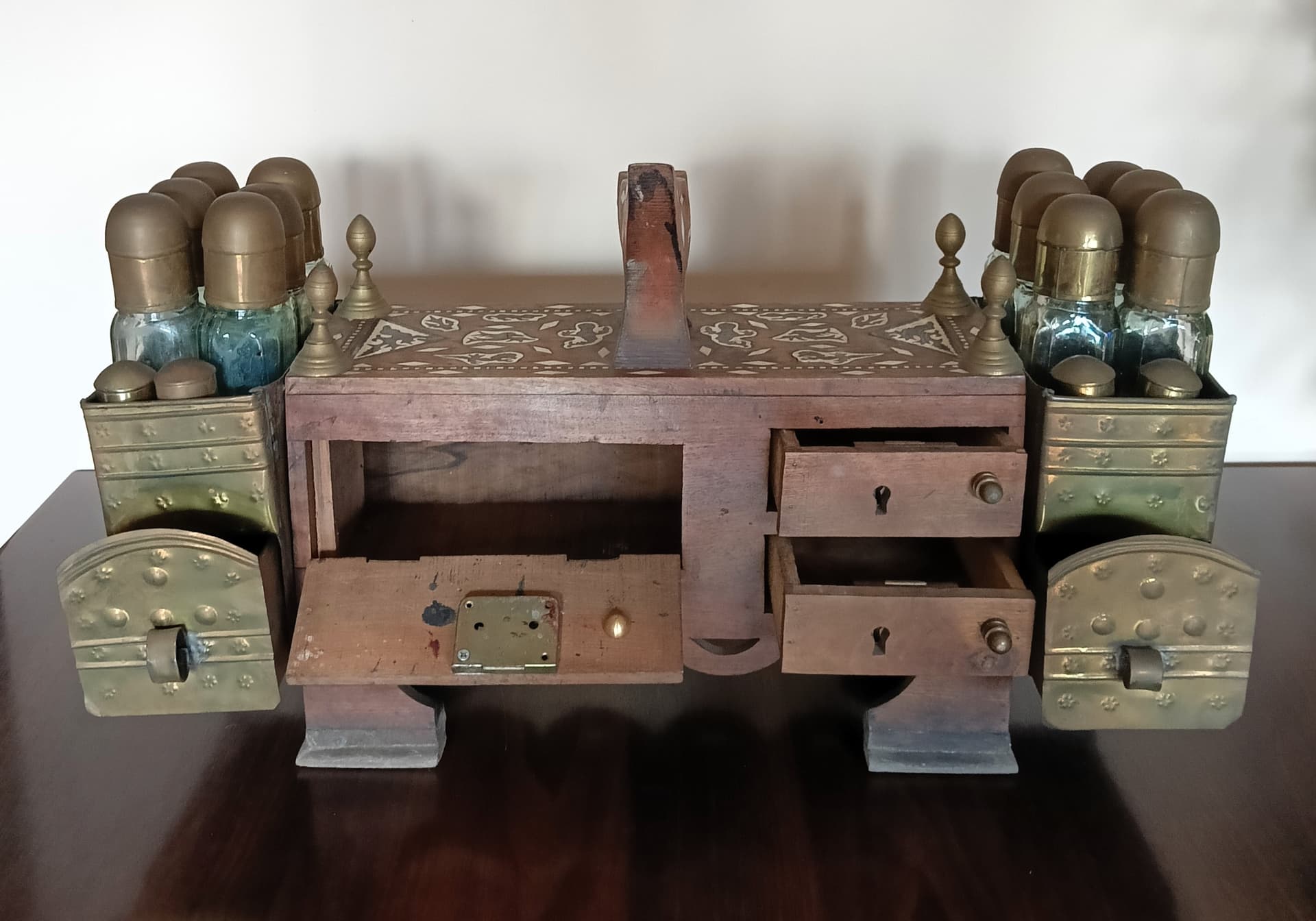 Zestaw pucybuta, brązowy, drewno mosiądz szkło, Maroko, lata 50. - 172235