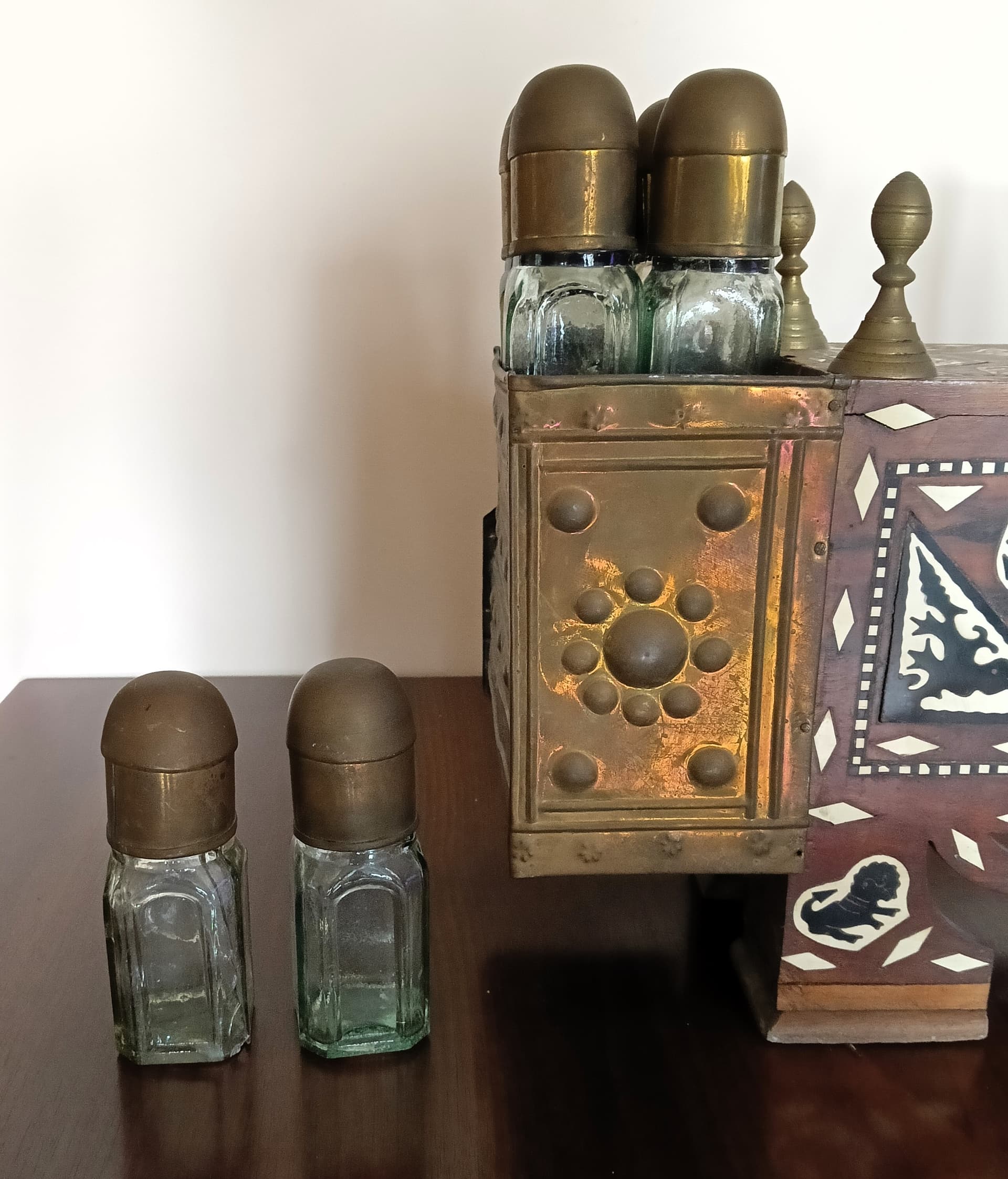 Zestaw pucybuta, brązowy, drewno mosiądz szkło, Maroko, lata 50. - 172237