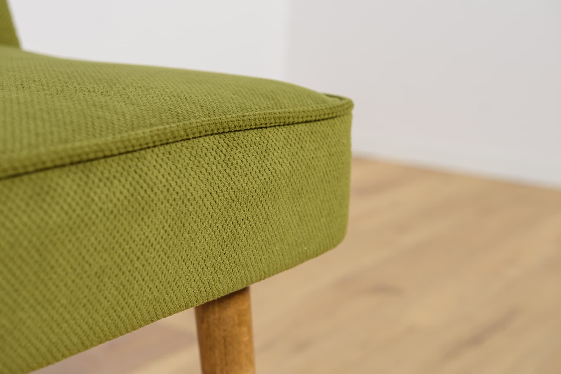 Komplet sześciu krzeseł Muszelka, oliwkowa zieleń, tkanina, drewno jasny, Bydgoska Fabryka Mebli, Polska, lata 60. - 172250