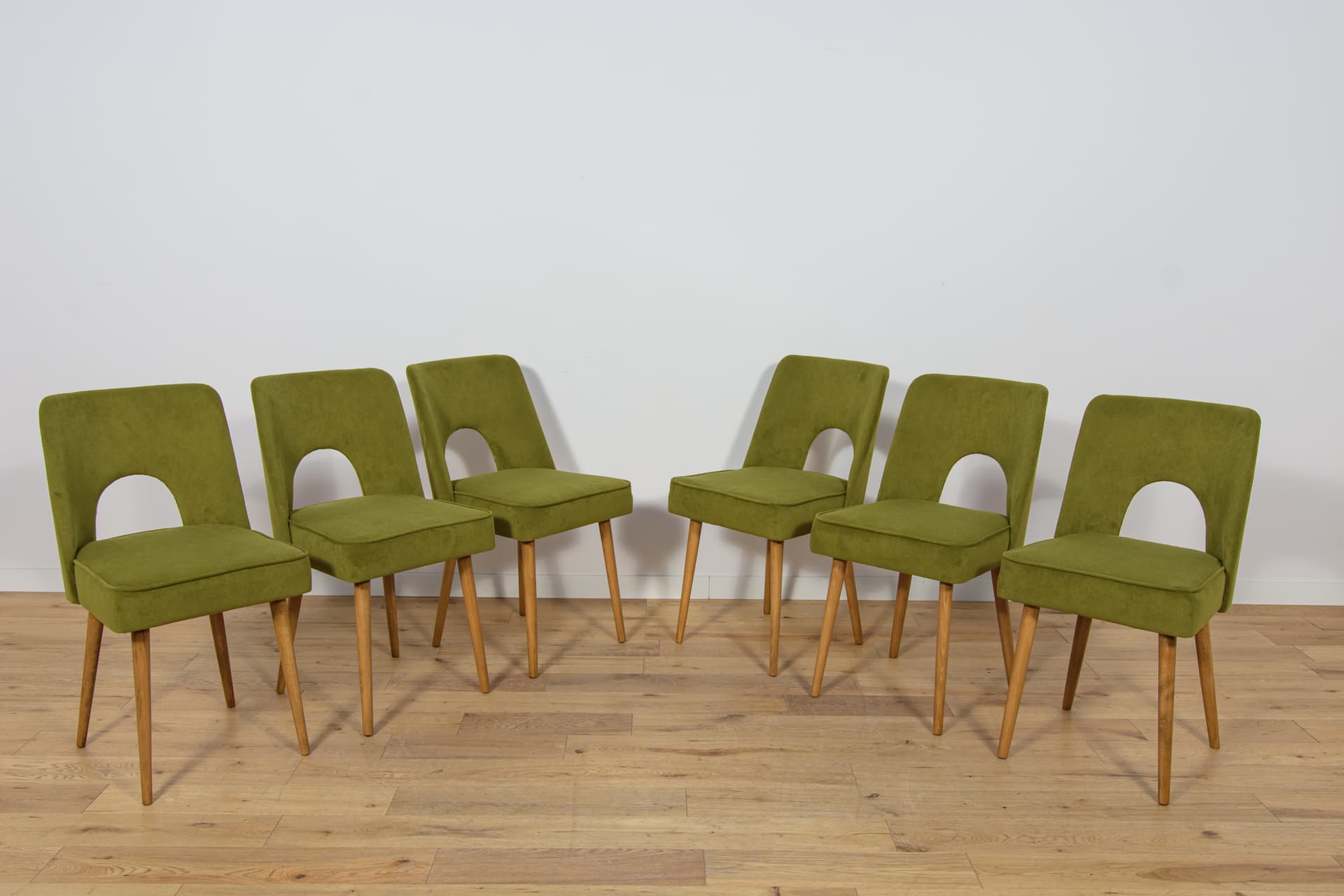 Komplet sześciu krzeseł Muszelka, oliwkowa zieleń, tkanina, drewno jasny, Bydgoska Fabryka Mebli, Polska, lata 60. - 172240