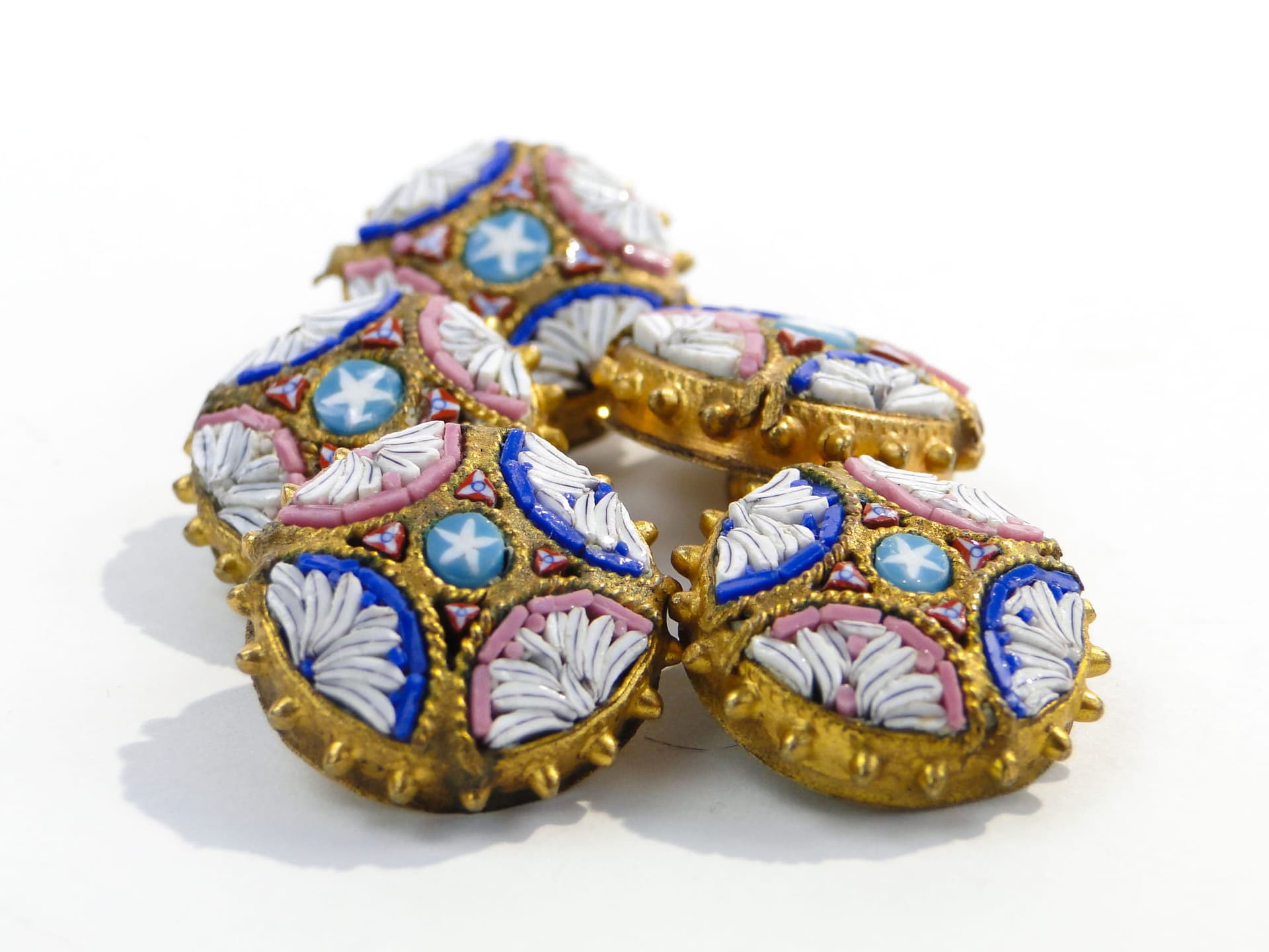 Zestaw pięciu guzików do kamizelki, millefiori, mosiądz złoty, szkło wielobarwne, Włochy, XIX w. - 172311