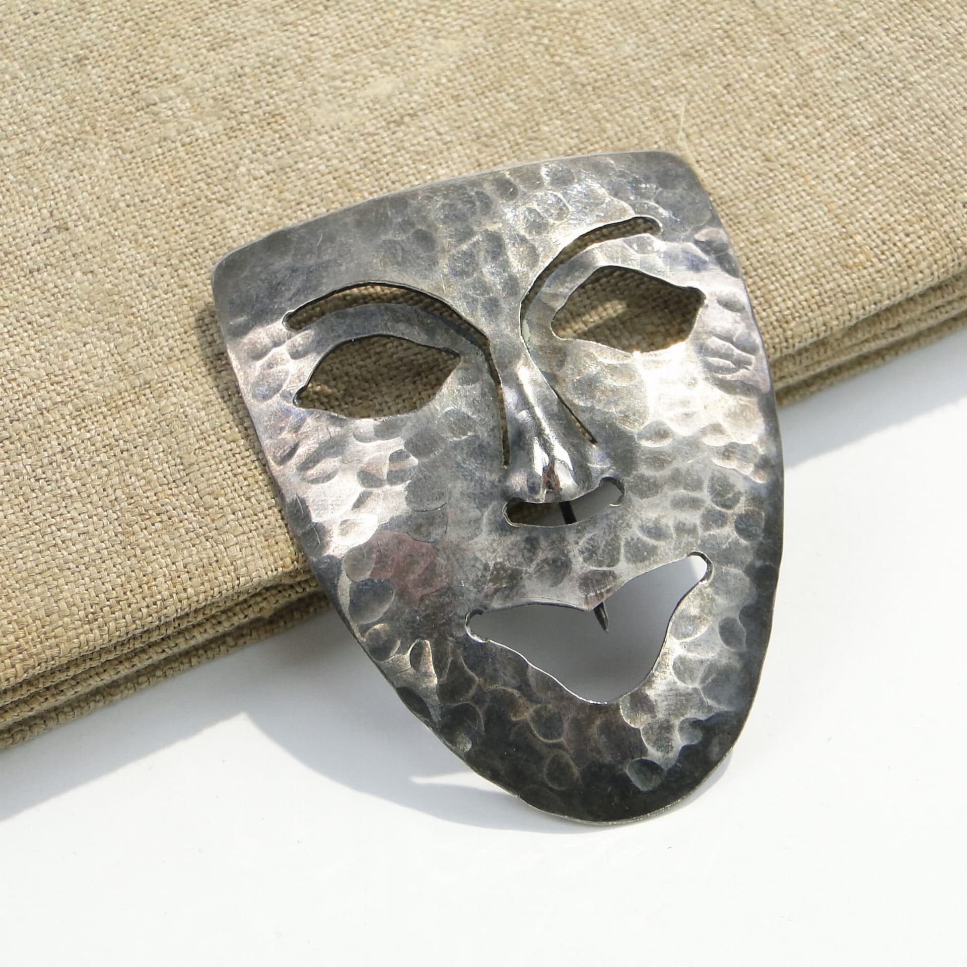 Broszka maska, srebro, Polska, lata 60. - 172352