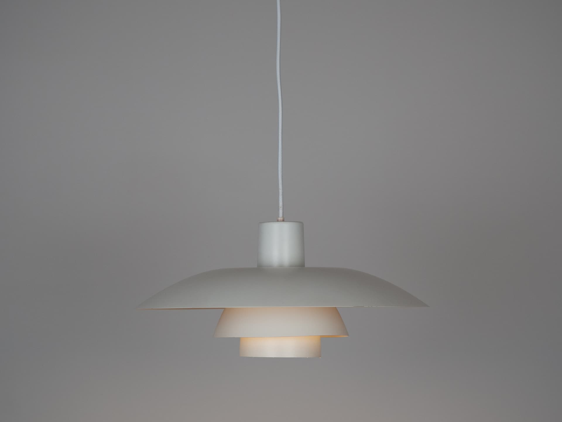 Lampa wisząca PH 4/3, biały, aluminium, proj. P. Henningsen, Louis Poulsen, Dania, lata 60. - 172574