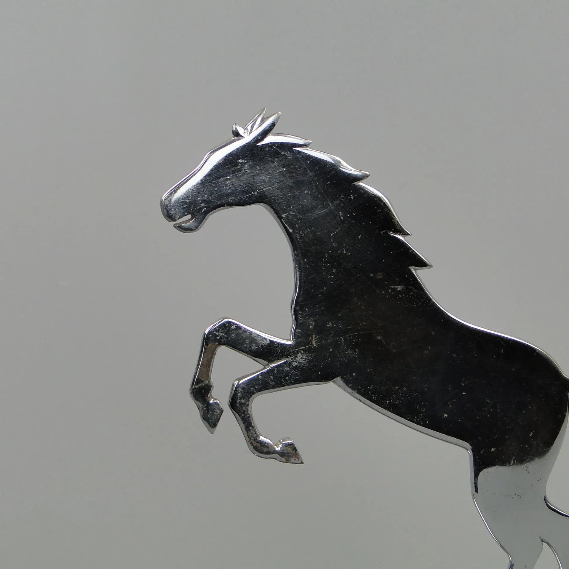 Figura konia Art Deco, srebrny mosiądz chromowany, stal patynowana, drewno czarne, proj. K. Hagenauer, Austria, lata 20. - 11492