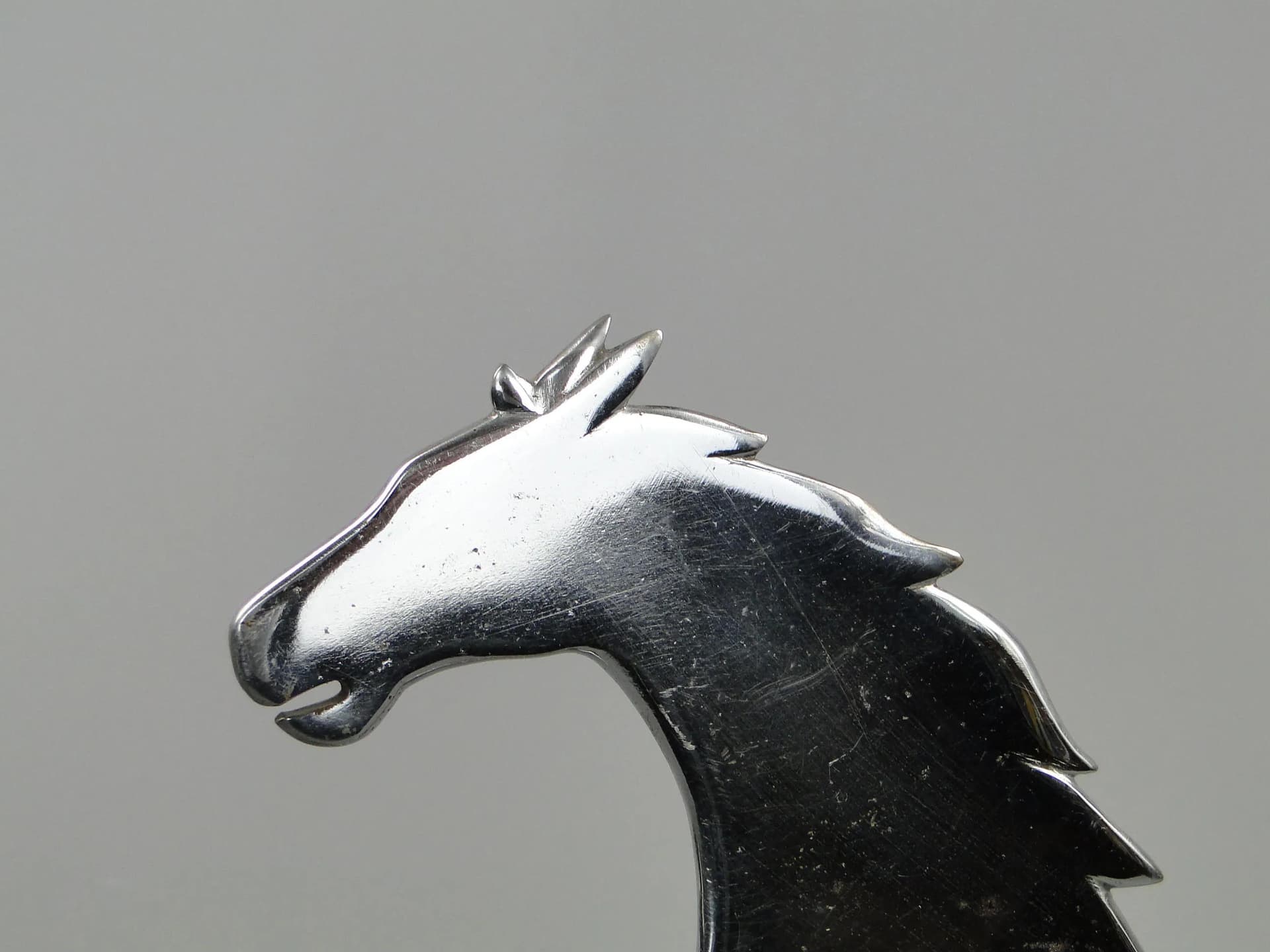 Figura konia Art Deco, srebrny mosiądz chromowany, stal patynowana, drewno czarne, proj. K. Hagenauer, Austria, lata 20. - 11493