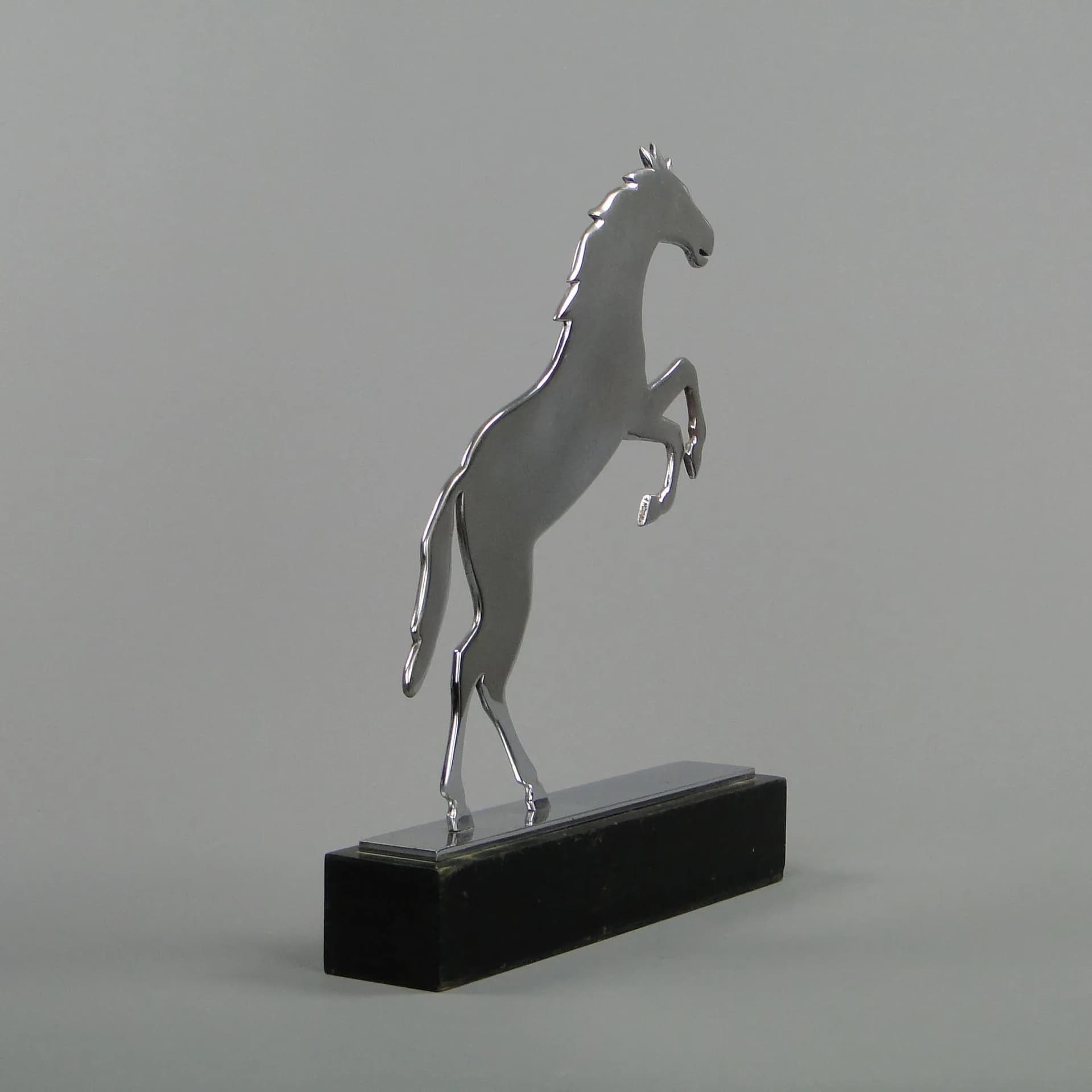 Figura konia Art Deco, srebrny mosiądz chromowany, stal patynowana, drewno czarne, proj. K. Hagenauer, Austria, lata 20. - 11496