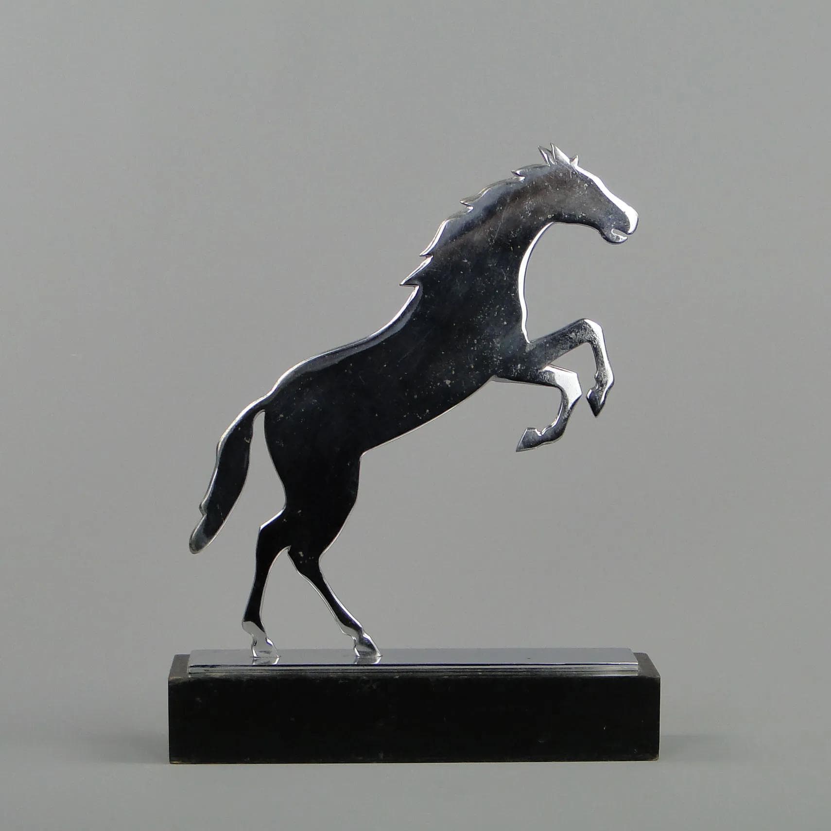 Figura konia Art Deco, srebrny mosiądz chromowany, stal patynowana, drewno czarne, proj. K. Hagenauer, Austria, lata 20. - 11495