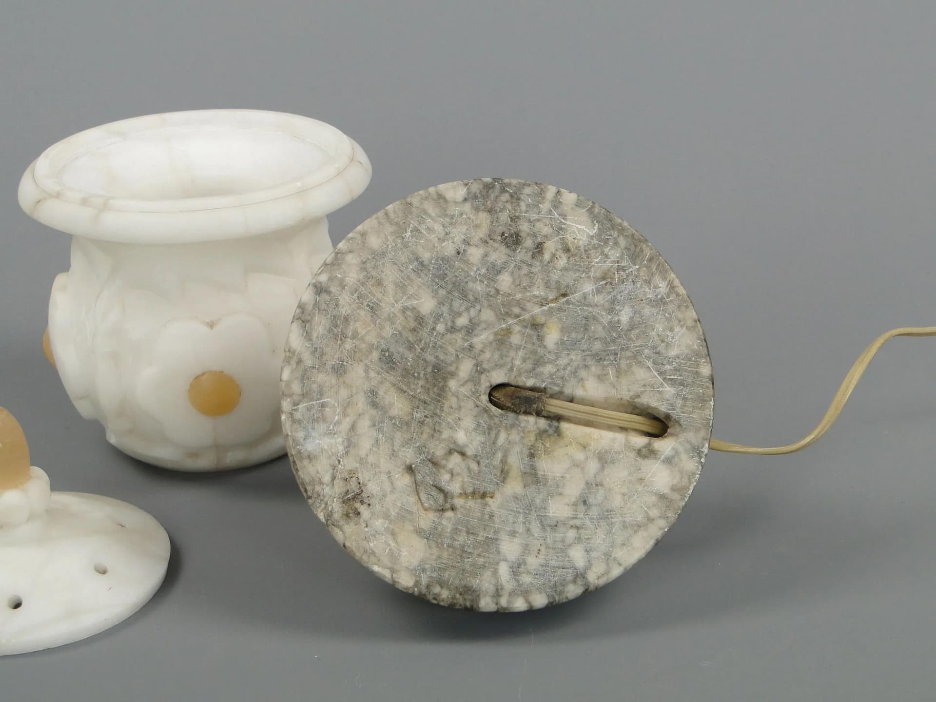 Lampa stołowa Art Deco, alabaster biały, granit szary, Francja, lata 20. - 11507